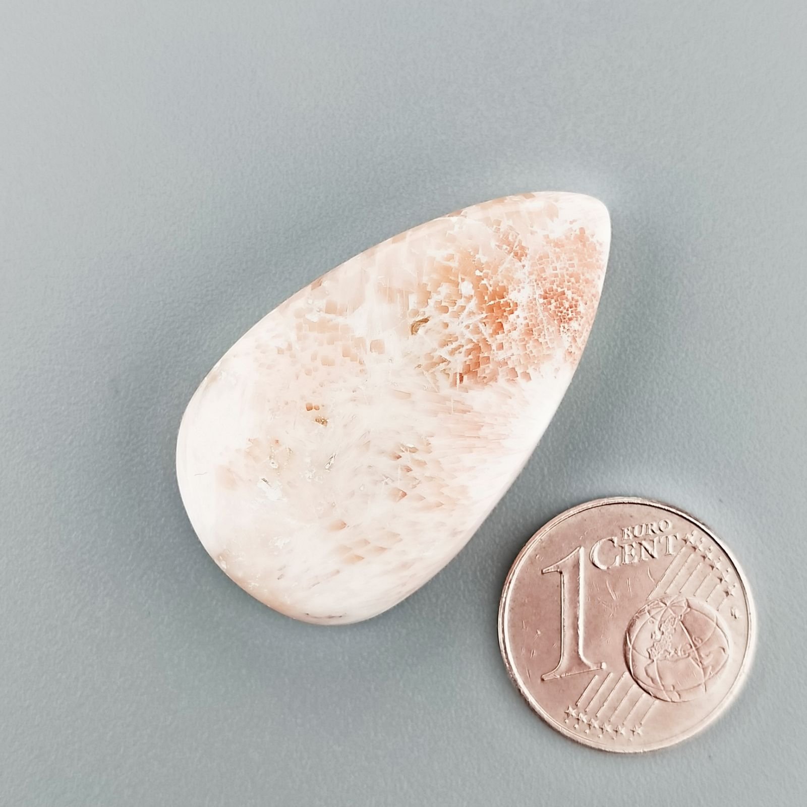 Scolecite Rosa Naturale Forma Goccia Piatto Cabochon Liscio Fatto a Mano 33X19X6mm 5,90gm 1pz
