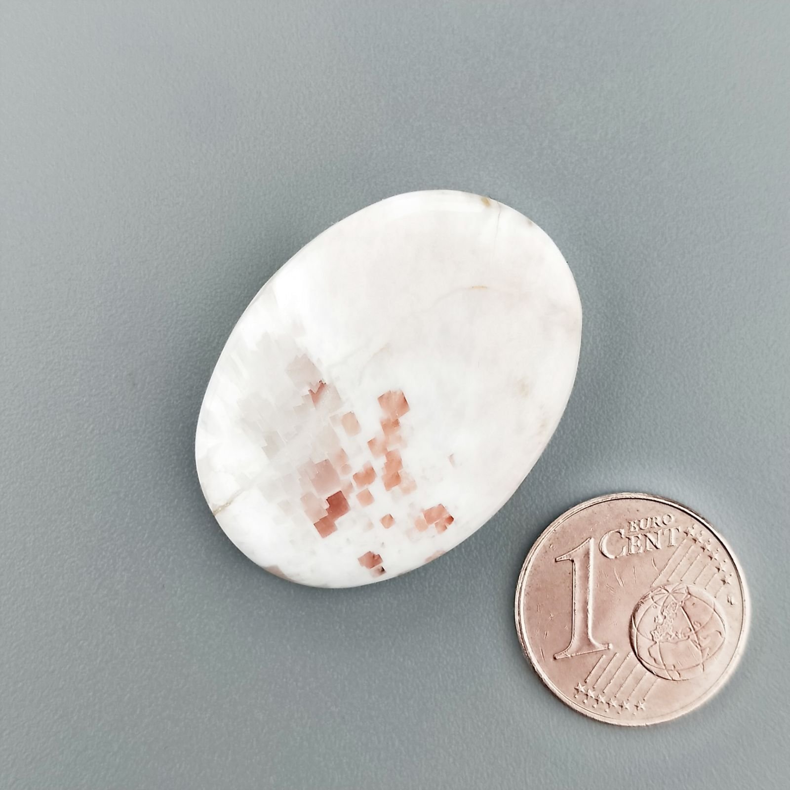 Scolecite Rosa Naturale Forma Ovale Piatto Cabochon Liscio Fatto a Mano 30X23X5mm 5,50gm 1pz