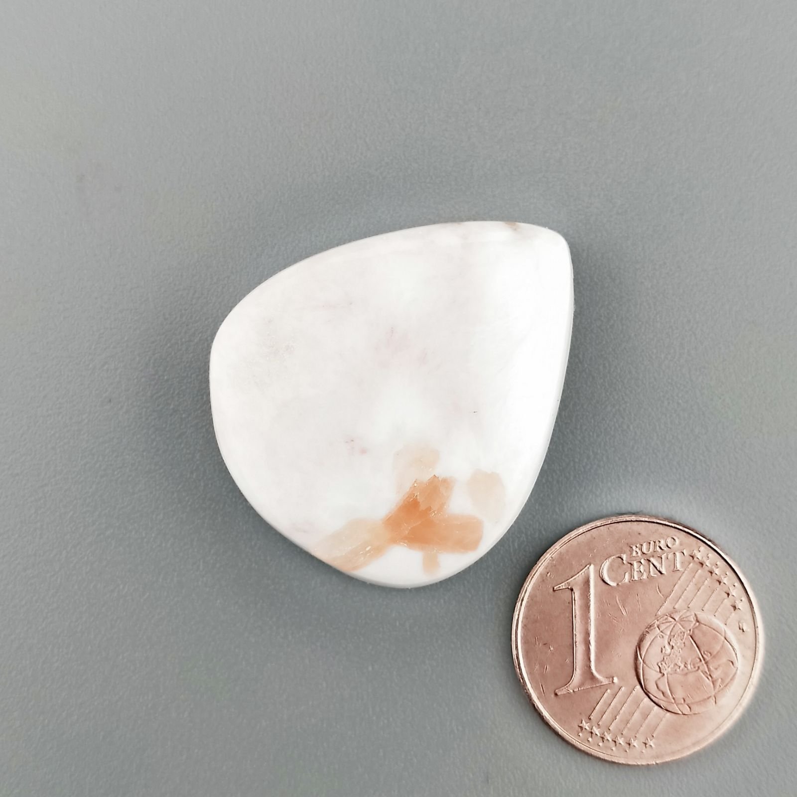 Scolecite Rosa Naturale Forma Goccia Piatto Cabochon Liscio Fatto a Mano 27X23X6mm 4,90gm 1pz