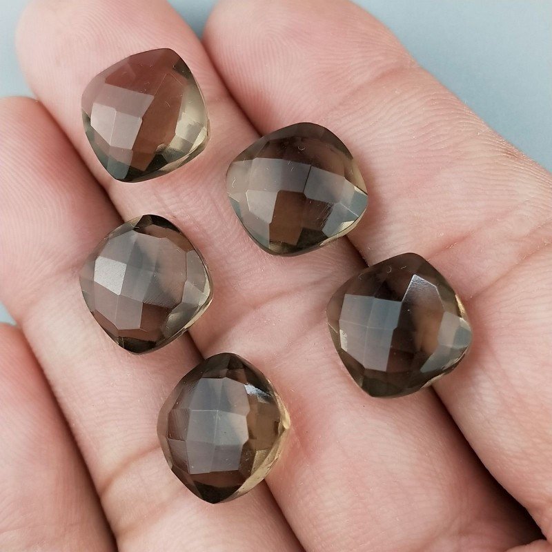 Quarzo Fume Idrotermale Briolette Forma Quadrato Sfaccettato Fatto a Mano 12mm 1pz Quarzo Fume Idrotermale Briolette Forma Quadrato Sfaccettato Fatto a Mano 12mm 1pz