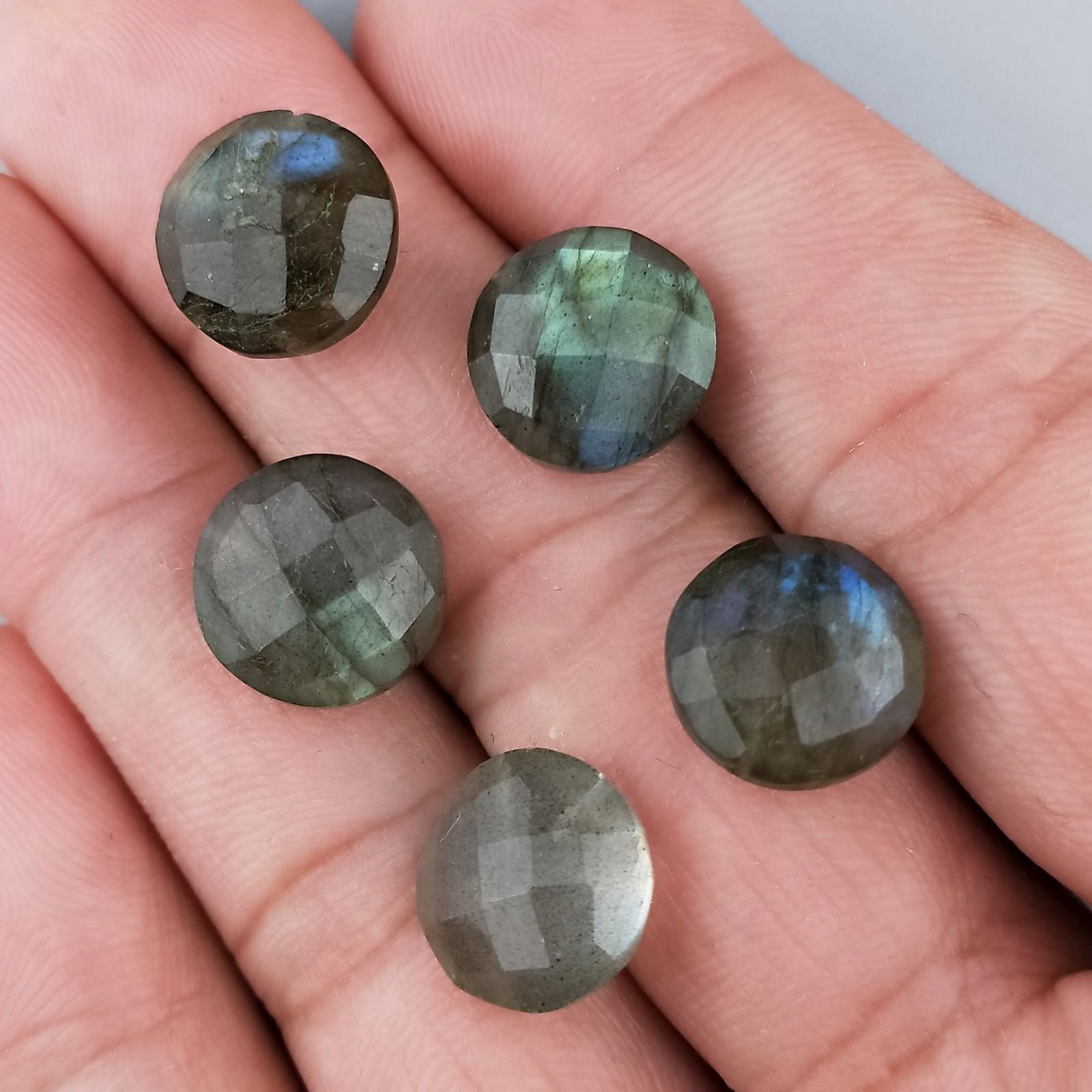 Labradorite Naturale Forma Tondo Piatto Sfaccettato Fatto a Mano 12mm Mezzo Forato 1pz