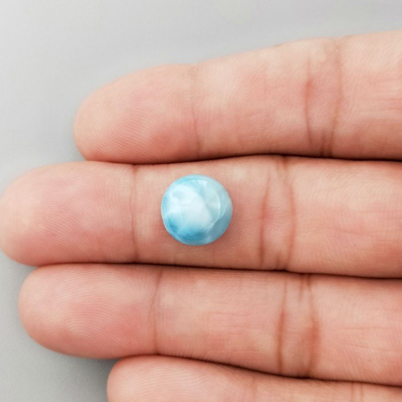 Larimar Naturale Forma Tondo Piatto Cabochon Liscio Fatto a Mano 11mm 1pz Larimar Naturale Forma Tondo Piatto Cabochon Liscio Fatto a Mano 11mm 1pz
