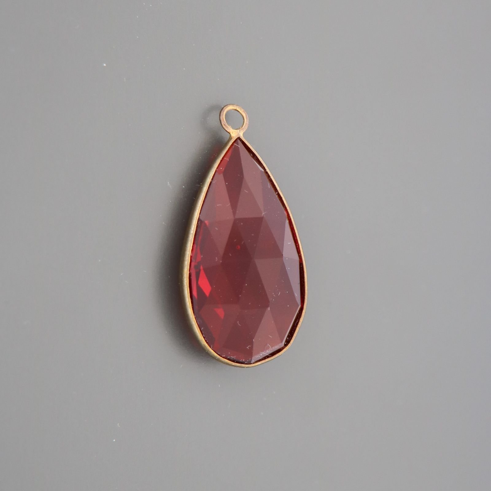 Cabochon Bordato Di Ottone Con Cristallo rosso Goccia Anellino 17x32 mm - dorato 1pz