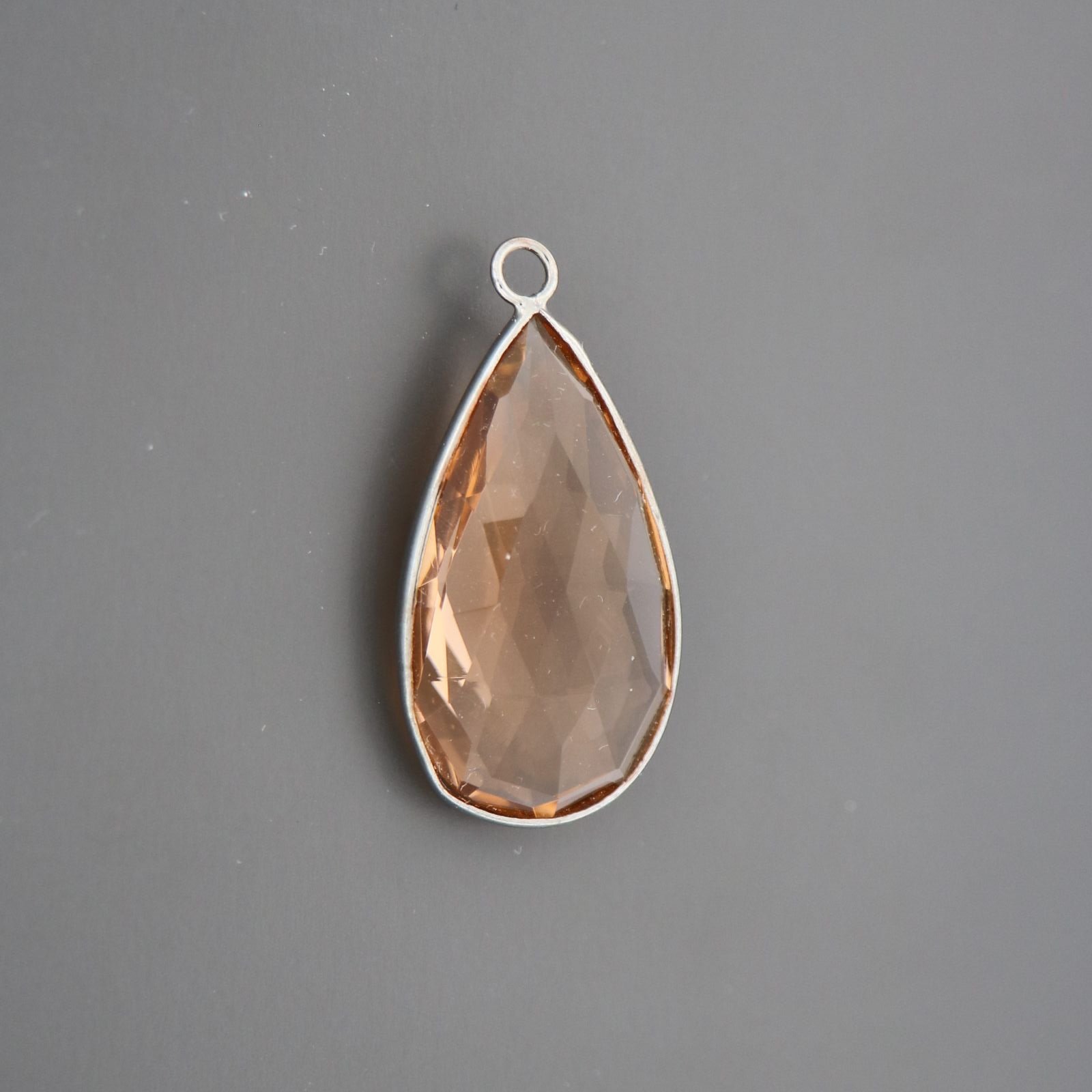 Cabochon Bordato Di Ottone Con Cristallo beige Goccia Anellino 17x32 mm -argentato 1pz