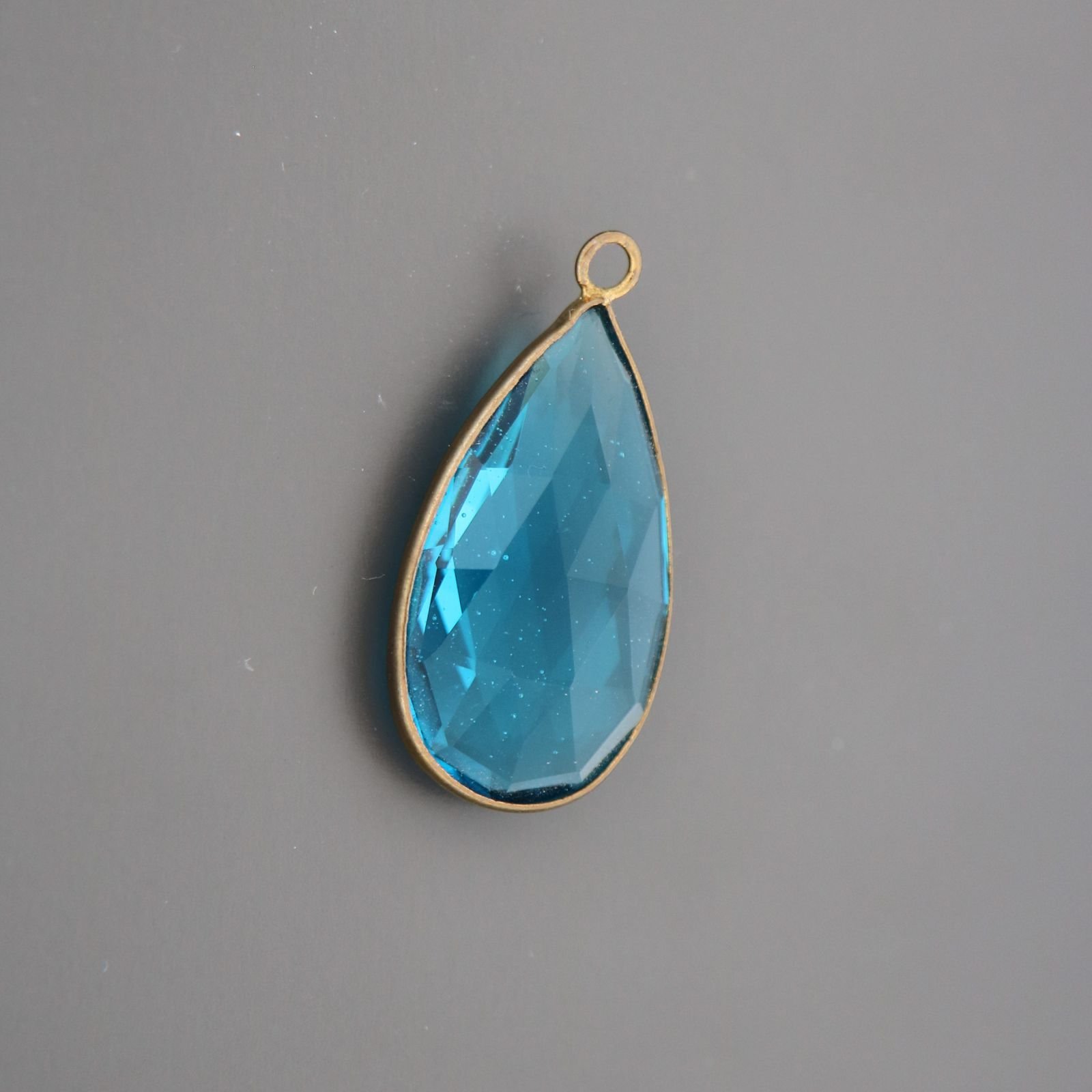 Cabochon Bordato Di Ottone Con Cristallo azzurro Goccia A 1 Anellino 17x32 mm ramato 1pz