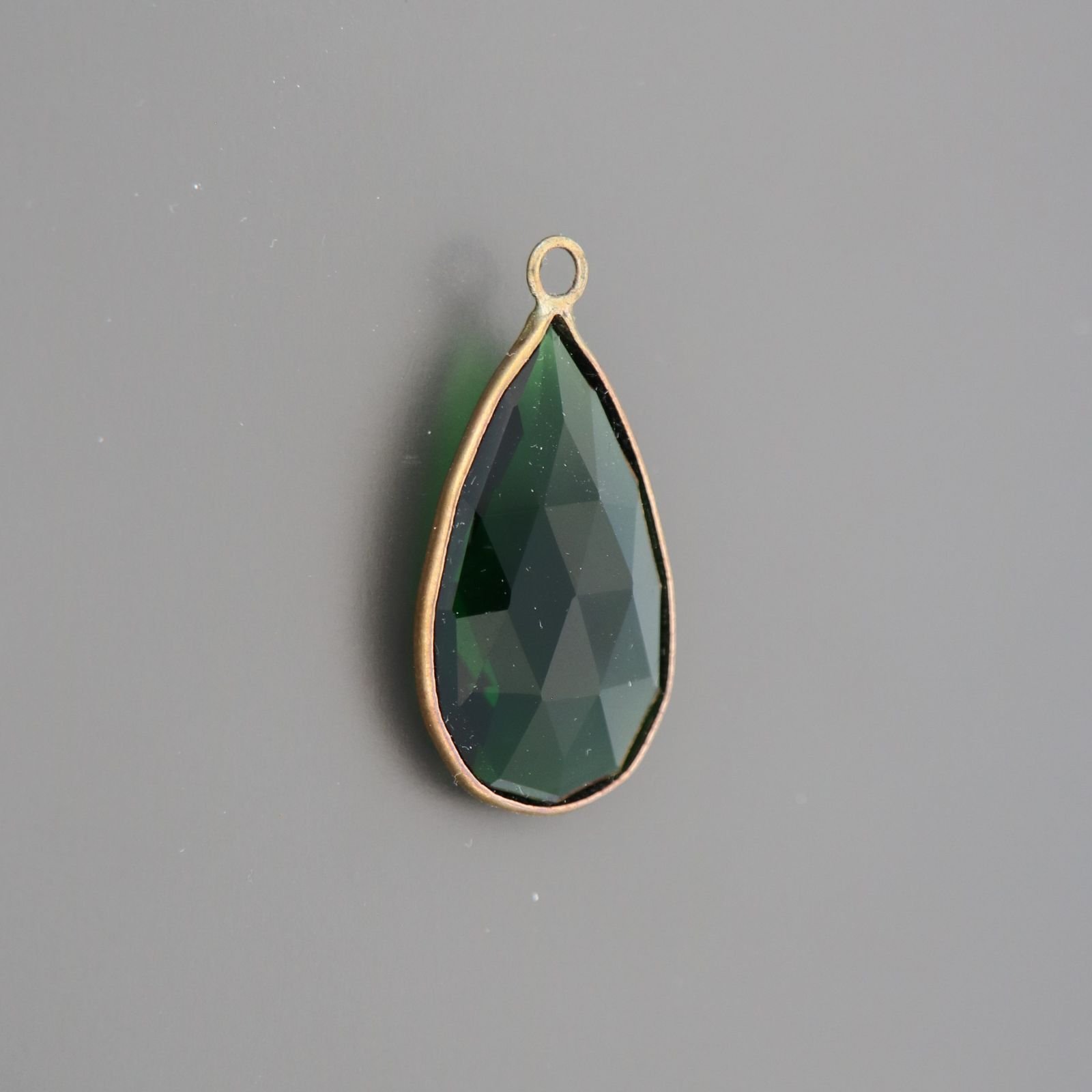 Cabochon Bordato Di Ottone Con Cristallo Verde Goccia A 1 Anellino 17x32 mm ramato 1pz