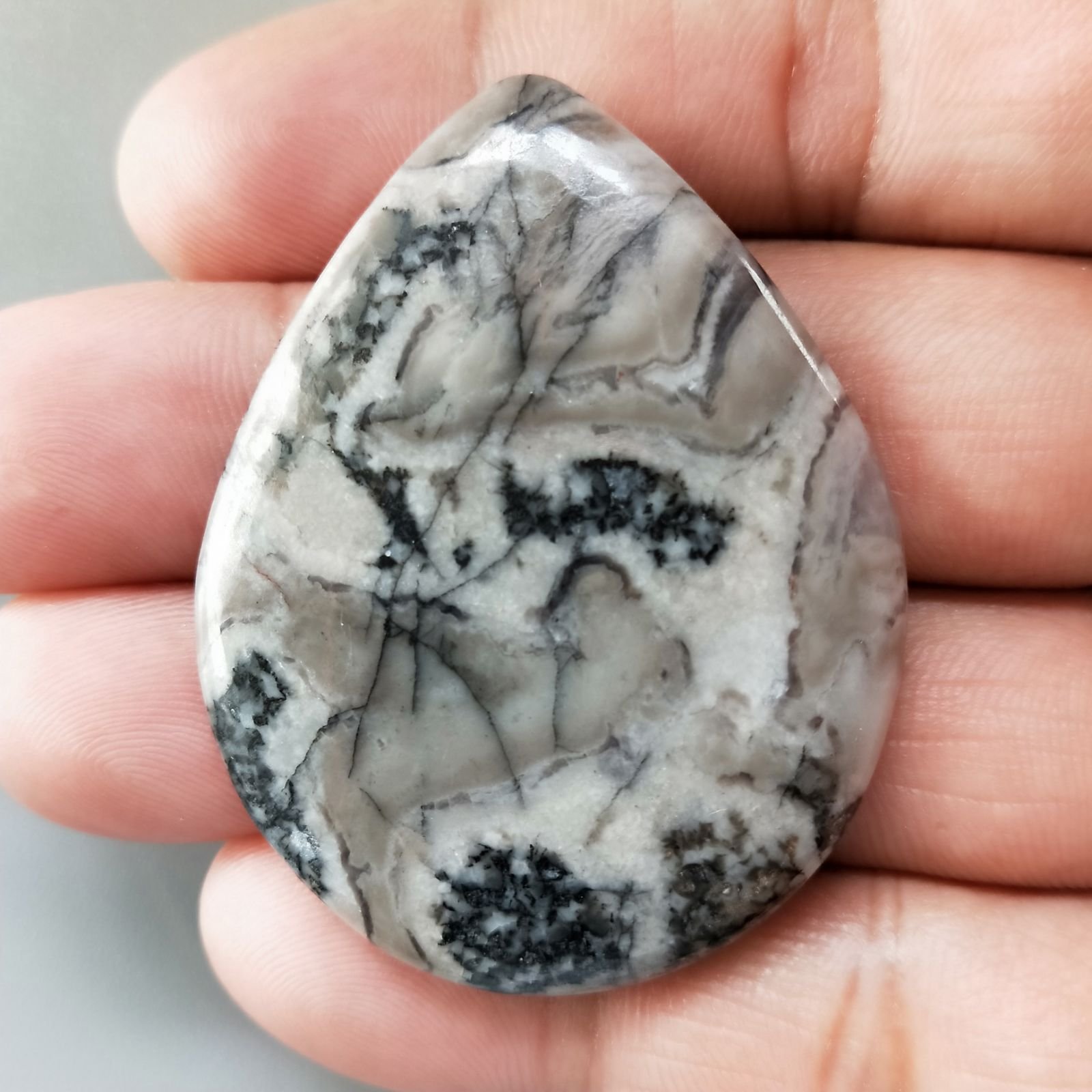 Diaspro Maligano Grigio Naturale Forma Goccia Piatto Cabochon Liscio Fatto a Mano 50X38X5mm 16,45gm 1pz