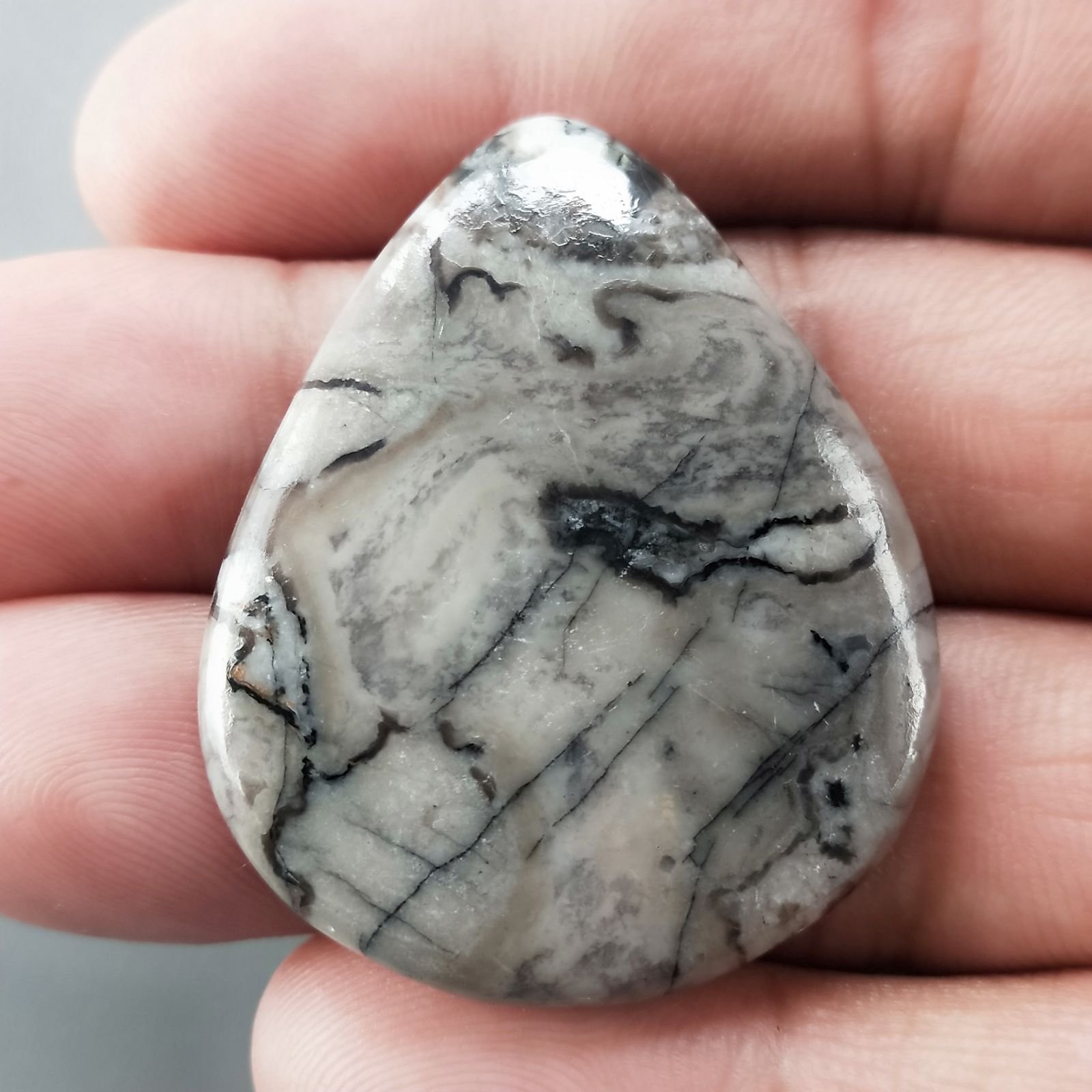Diaspro Maligano Grigio Naturale Forma Goccia Piatto Cabochon Liscio Fatto a Mano 42X33X5mm 11,15gm 1pz