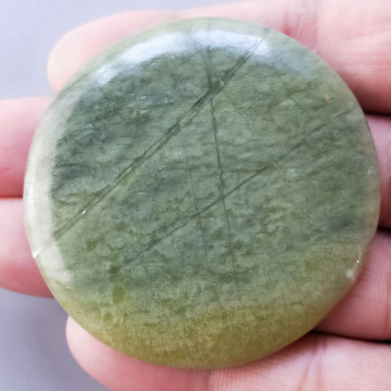 Giada Oliva Naturale Forma Tondo Piatto Cabochon Liscio Fatto a Mano 54X6mm 30,10gm 1pz