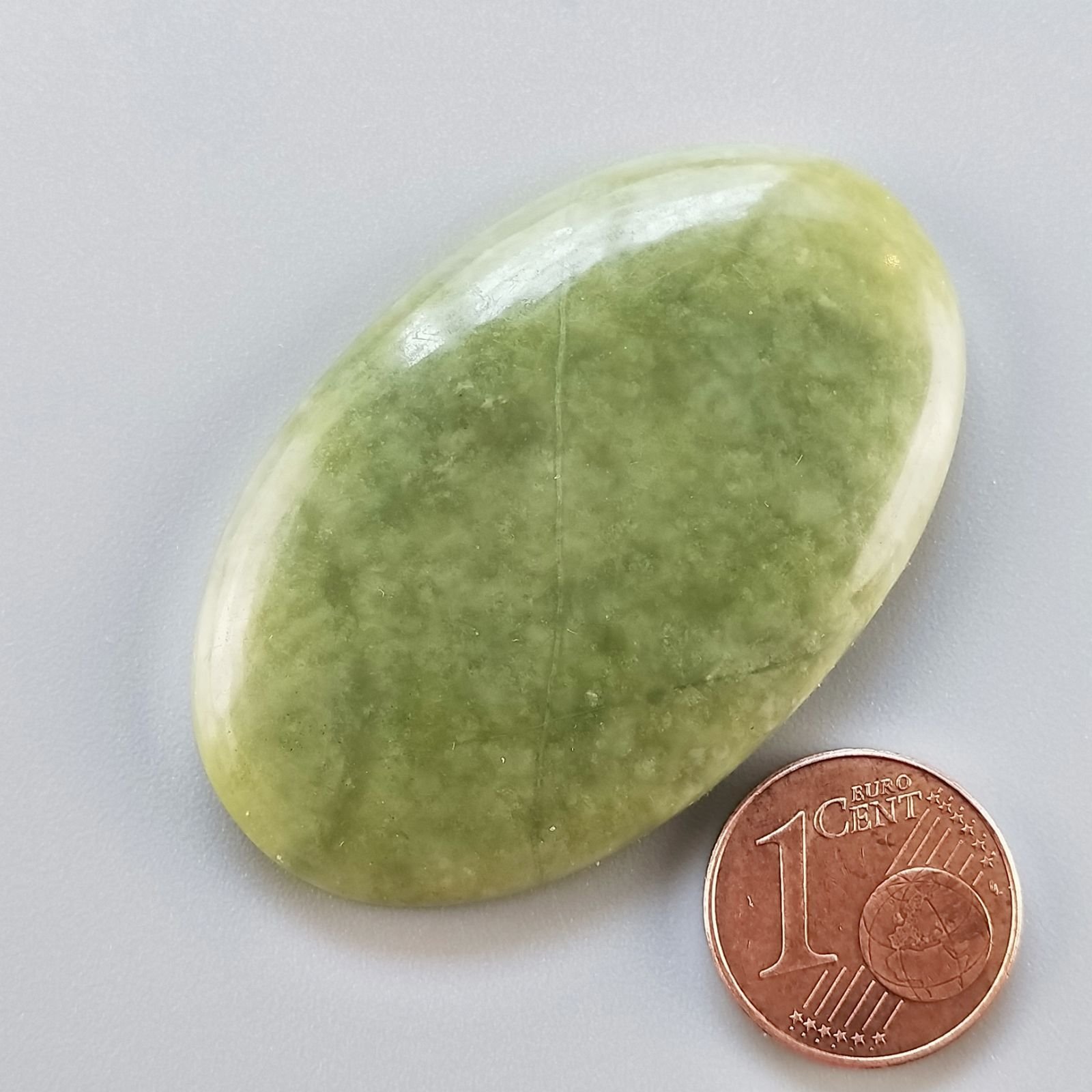 Giada Oliva Naturale Forma Ovale Piatto Cabochon Liscio Fatto a Mano 48X30X6mm 15,20gm 1pz