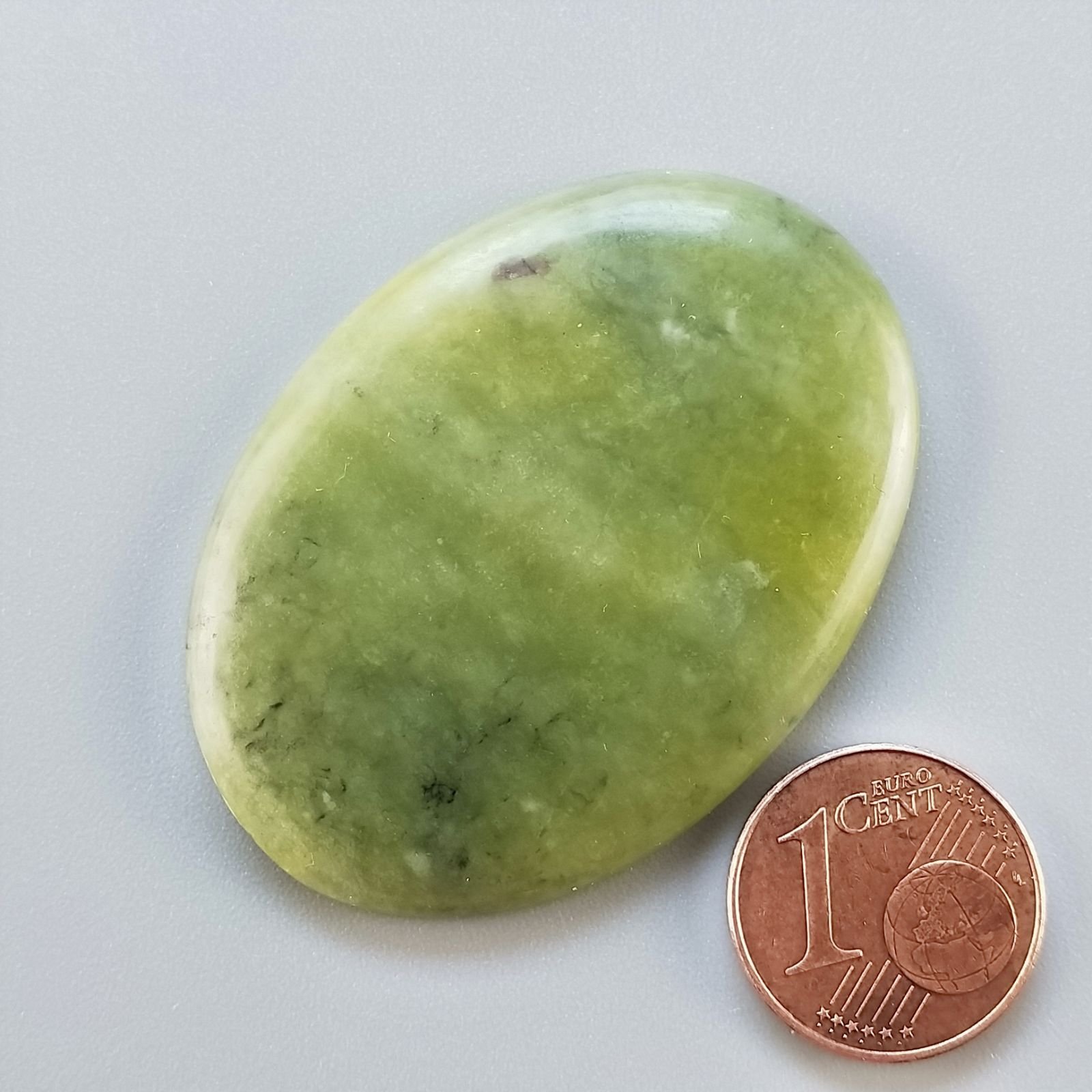 Giada Oliva Naturale Forma Ovale Piatto Cabochon Liscio Fatto a Mano 44X32X5mm 12,20gm 1pz