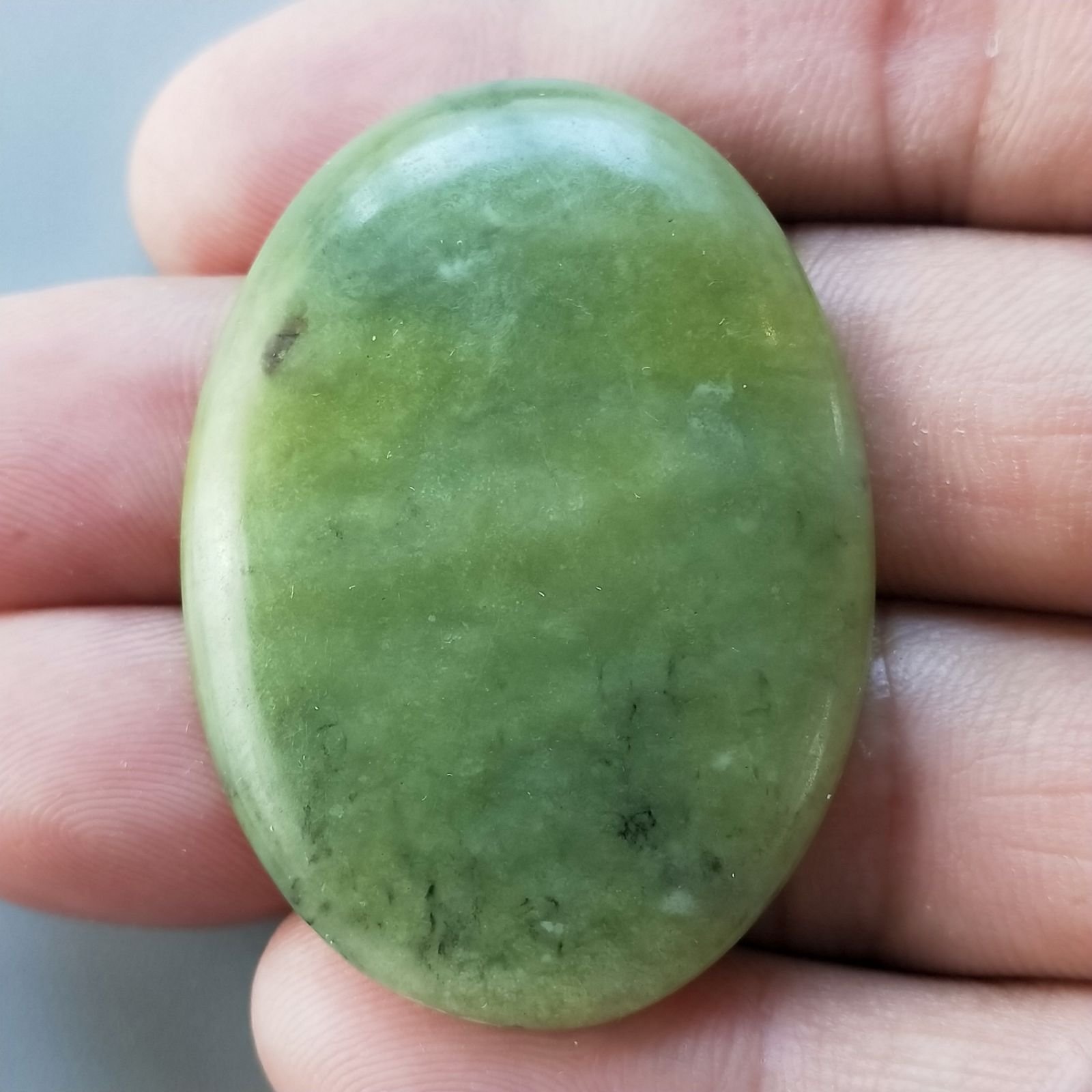 Giada Oliva Naturale Forma Ovale Piatto Cabochon Liscio Fatto a Mano 44X32X5mm 12,20gm 1pz