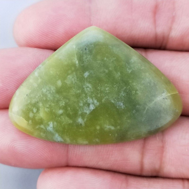 Giada Oliva Naturale Forma Cuore Piatto Cabochon Liscio Fatto a Mano 45X31X4mm 9,14gm 1pz