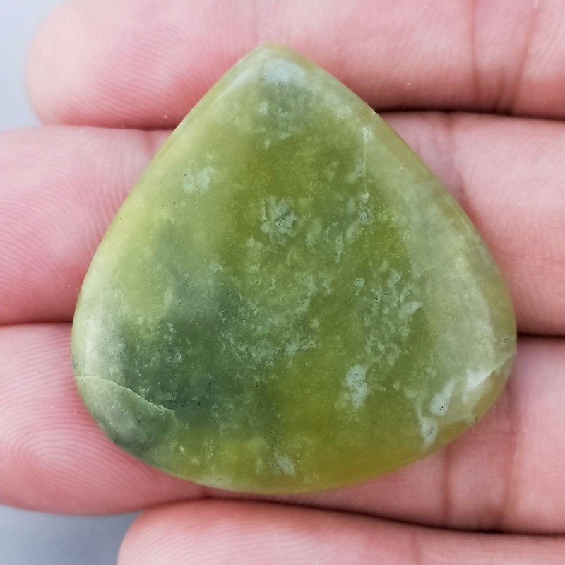 Giada Oliva Naturale Forma Cuore Piatto Cabochon Liscio Fatto a Mano 36X35X4mm 8,20gm 1pz