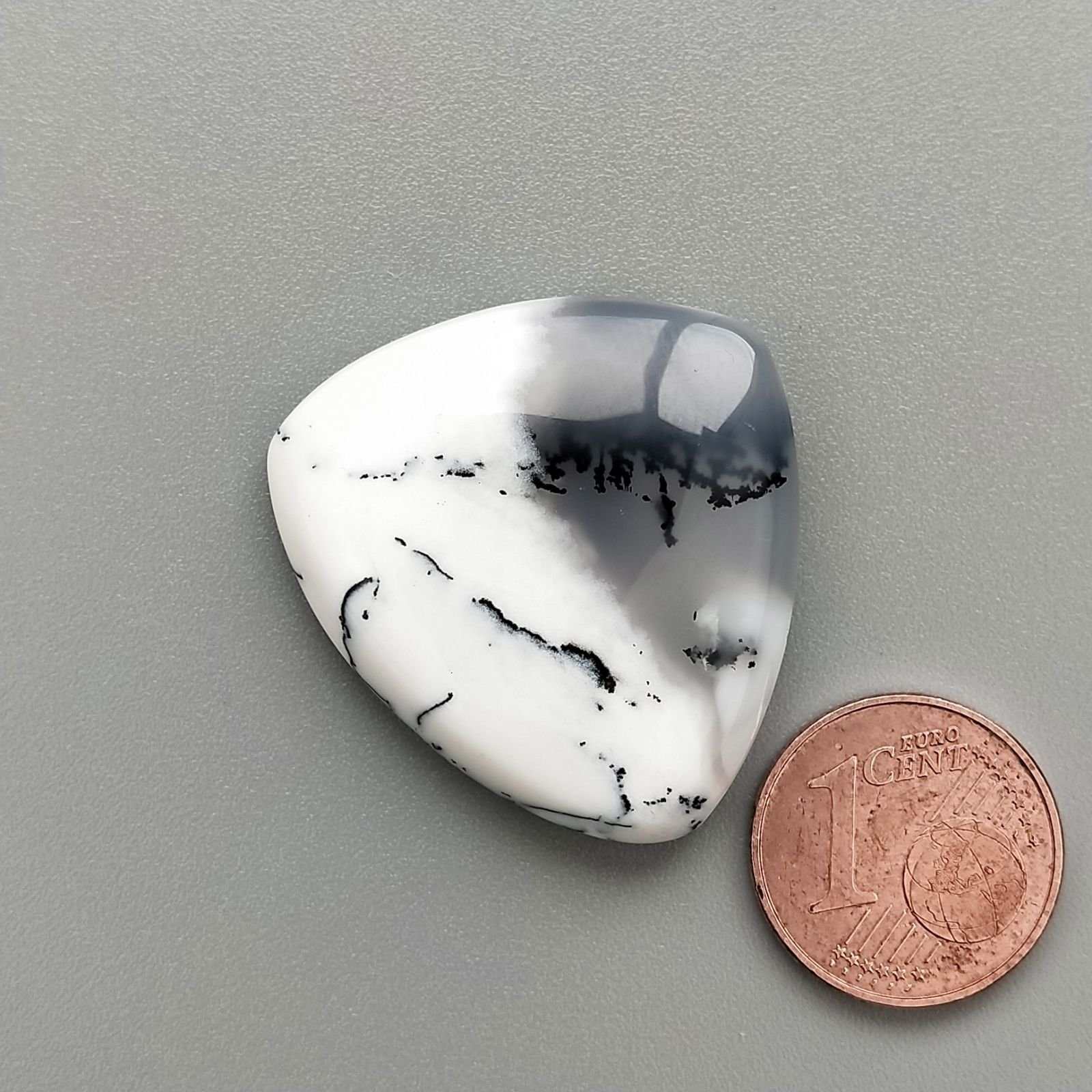 Opale Dendritico Naturale Forma Triangolare Piatto Cabochon Liscio Fatto a Mano 45X22mm 7,70gm 1pz