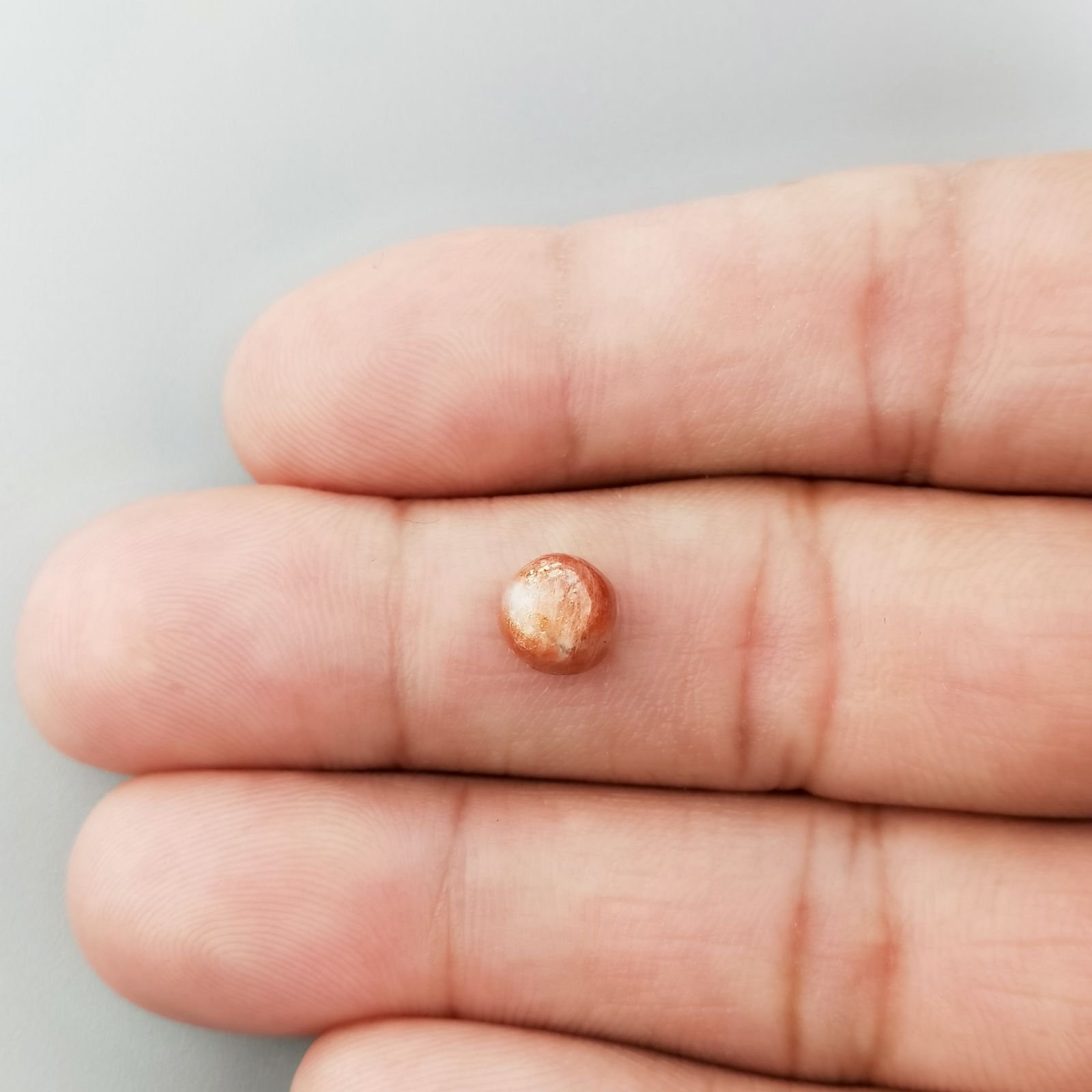 Pietra Di Sole 'Eliolite' Naturale Forma Tondo Piatto Cabochon Liscio Fatto a Mano 7X7X4mm 1,65 Carati 1pz