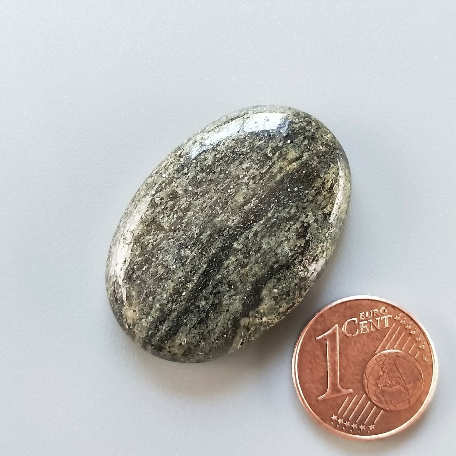 Pietra di Sole Nera Naturale Forma Ovale Piatto Cabochon Liscio Fatto a Mano 32X22X7mm 8,90gm 1pz