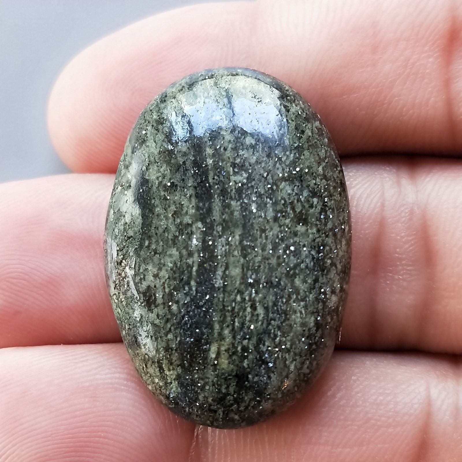 Pietra di Sole Nera Naturale Forma Ovale Piatto Cabochon Liscio Fatto a Mano 32X22X7mm 8,90gm 1pz