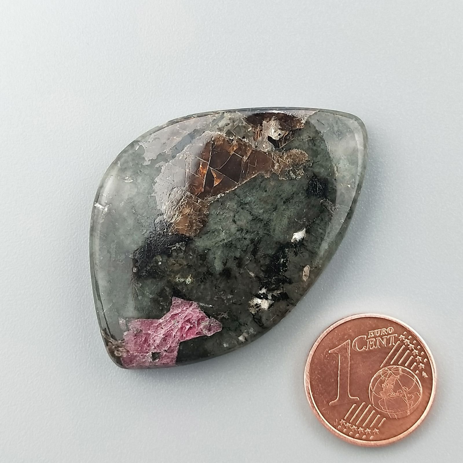 Pietra Eudialite Naturale Forma Fantasia Piatto Cabochon Liscio Fatto a Mano 43X29X6mm 13,50gm 1pz