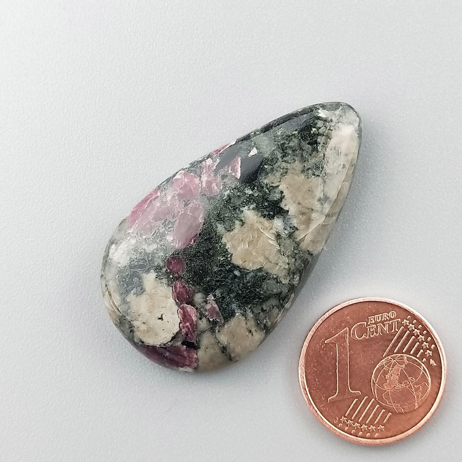 Pietra Eudialite Naturale Forma Goccia Piatto Cabochon Liscio Fatto a Mano 36X21X6mm 7,80gm 1pz