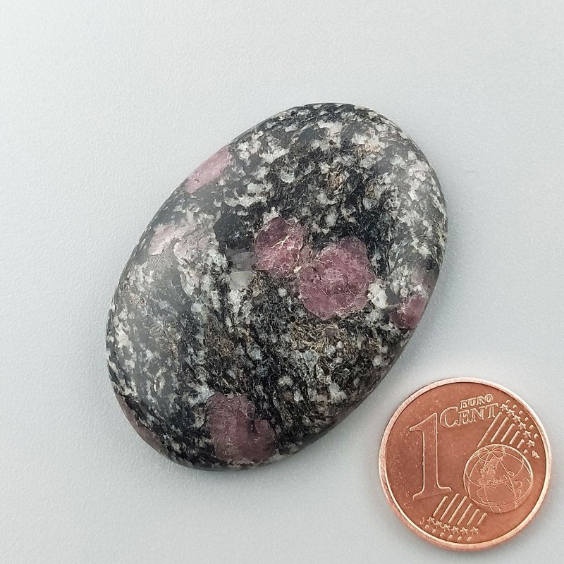 Cabochon di Pietra Eudialite Naturale Ovale, Piatto e Liscio, 38x27x6 mm, 12,60 g, Fatto a Mano