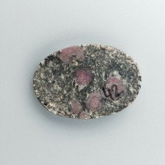 Cabochon di Pietra Eudialite Naturale Ovale, Piatto e Liscio, 38x27x6 mm, 12,60 g, Fatto a Mano