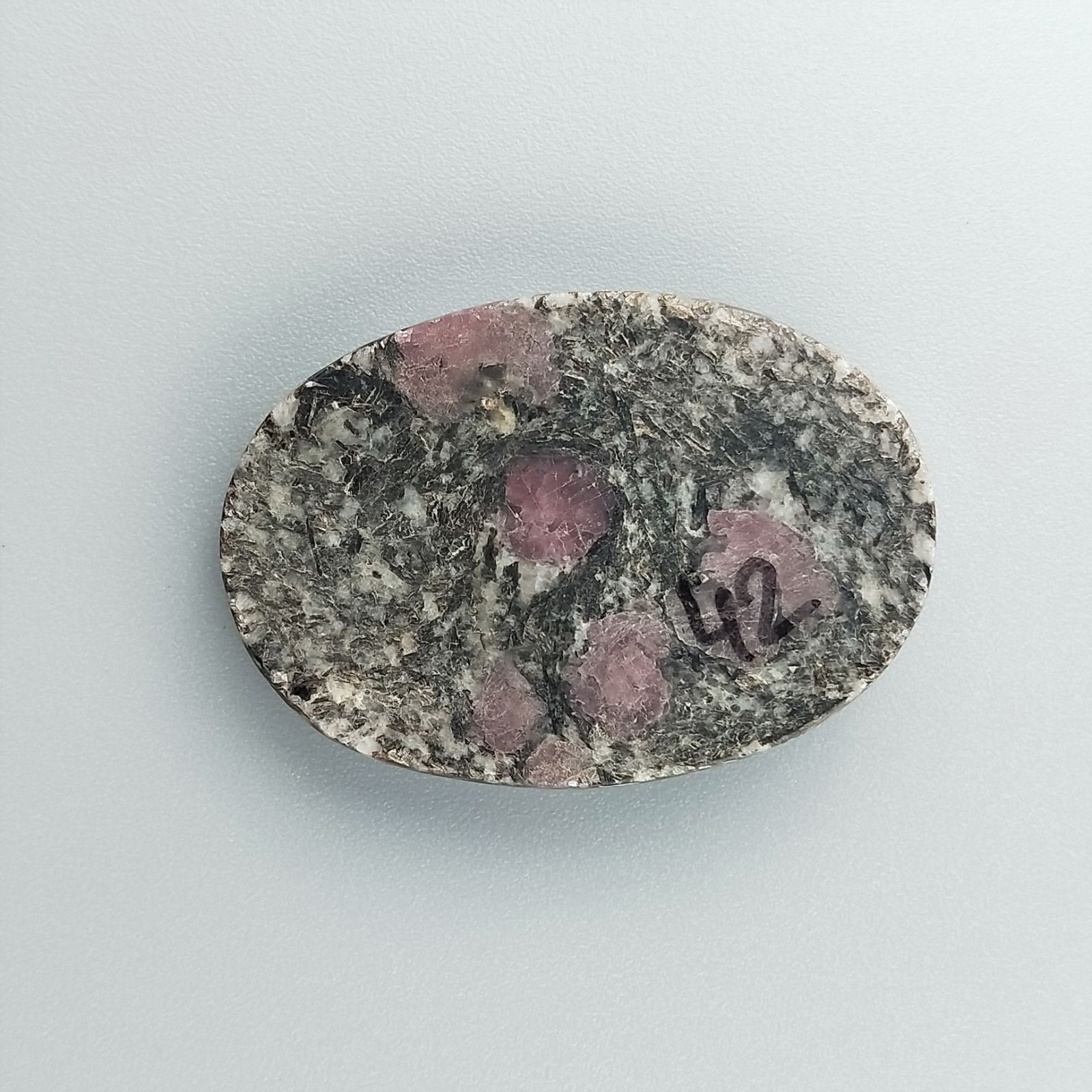 Pietra Eudialite Naturale Forma Ovale Piatto Cabochon Liscio Fatto a Mano 38X27X6mm 12,60gm 1pz