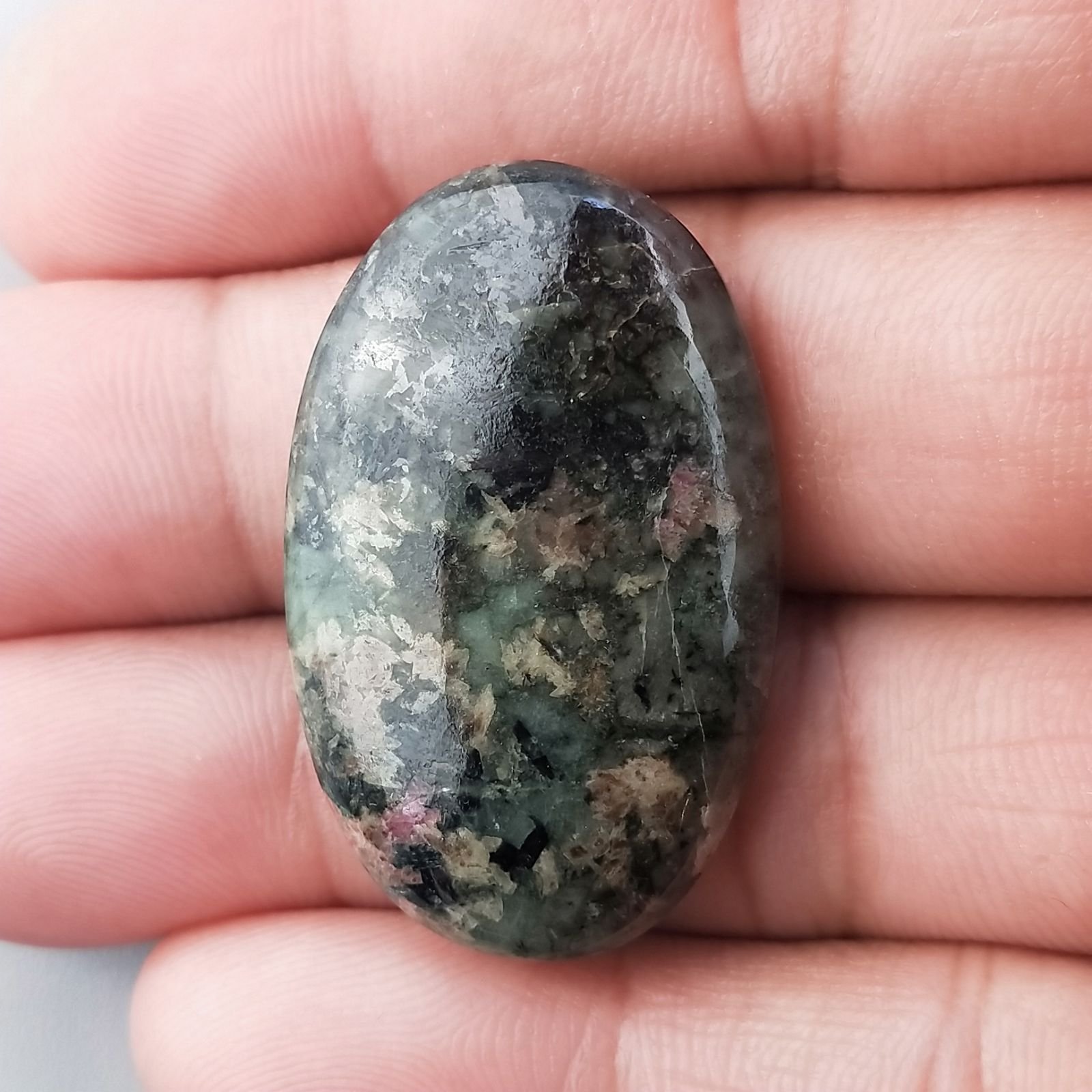 Pietra Eudialite Naturale Forma Ovale Piatto Cabochon Liscio Fatto a Mano 35X22X6mm 9,45gm 1pz