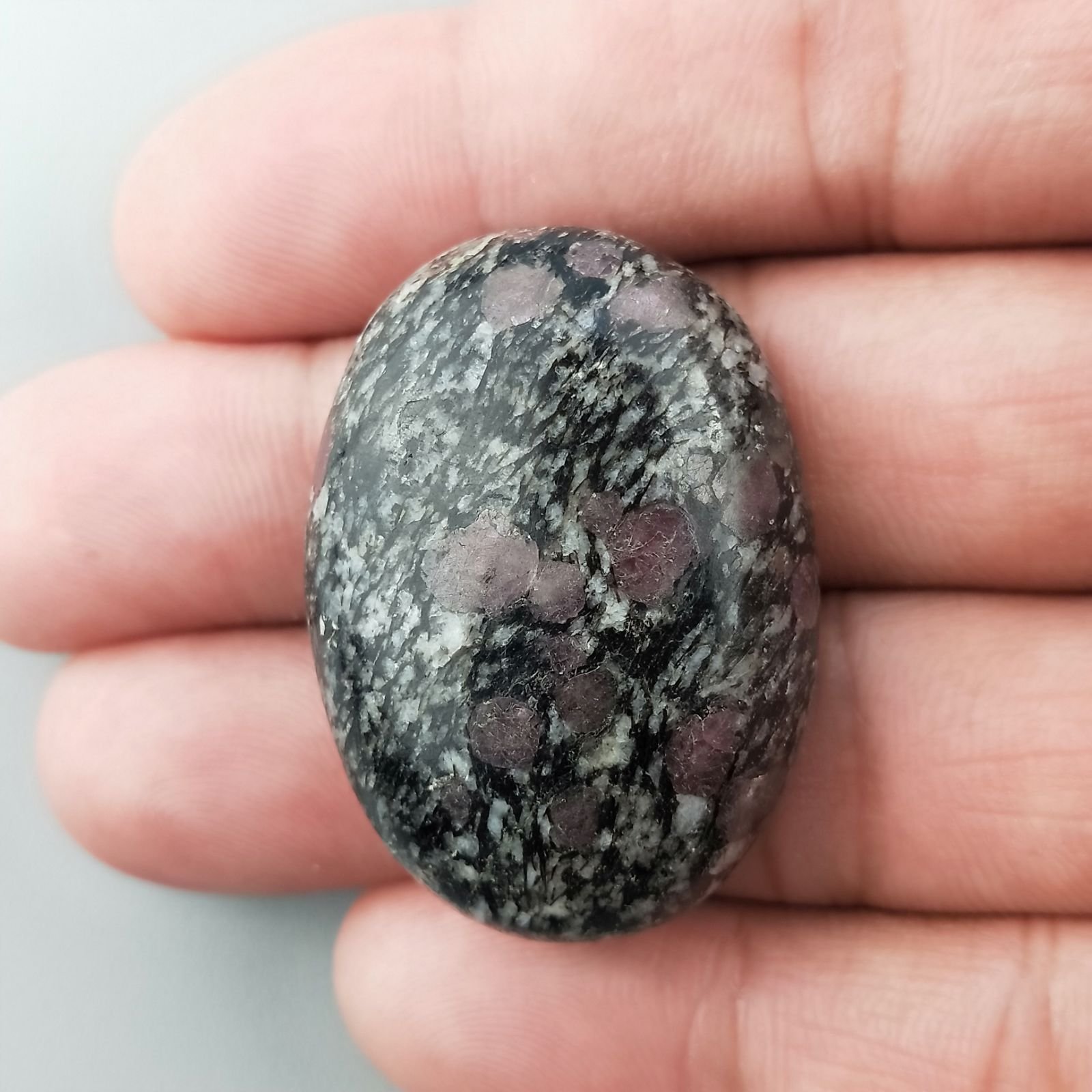 Pietra Eudialite Naturale Forma Ovale Piatto Cabochon Liscio Fatto a Mano 37X27X11mm 20,15gm 1pz