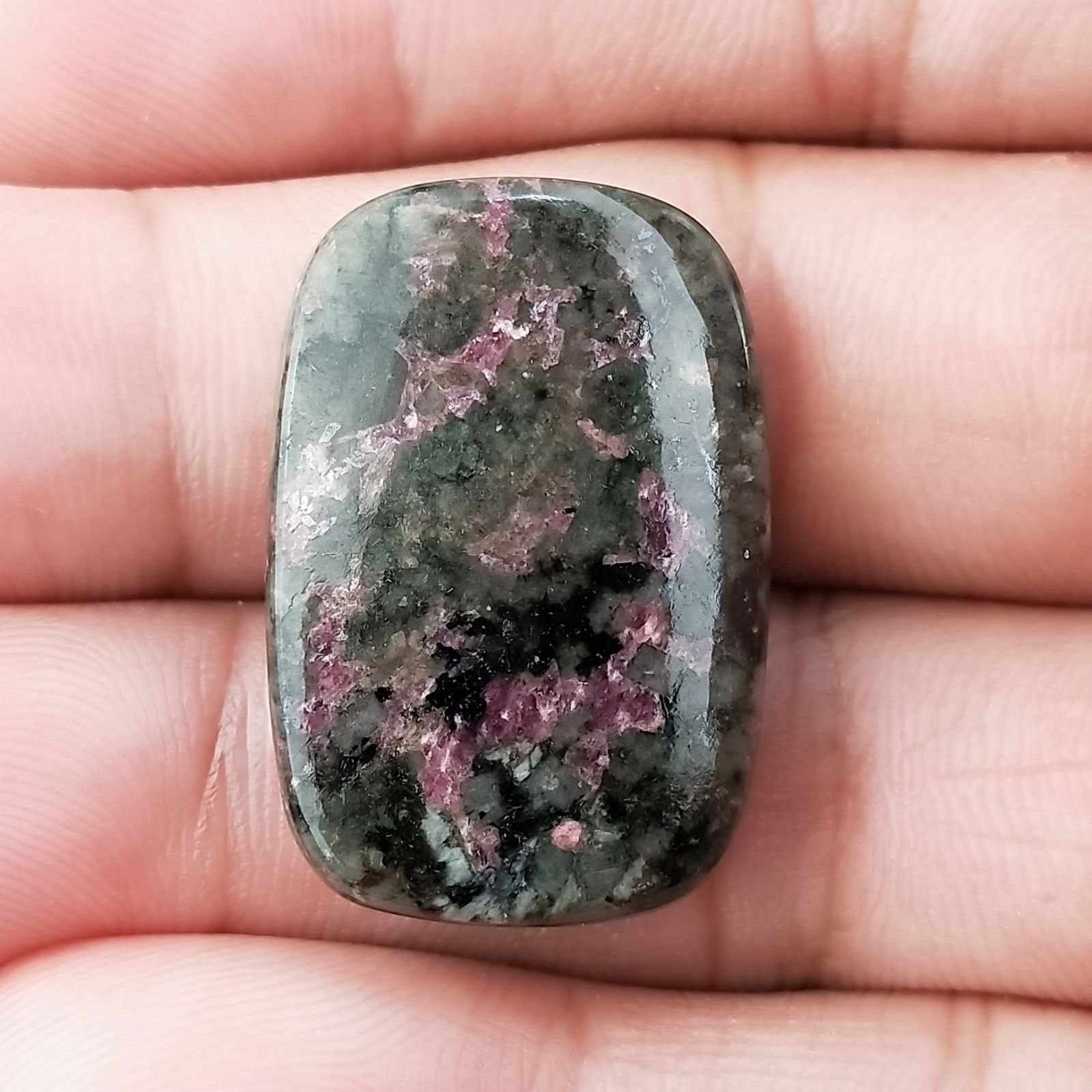 Pietra Eudialite Naturale Forma Cuscino Piatto Cabochon Liscio Fatto a Mano 29X19X6mm 7,50gm 1pz