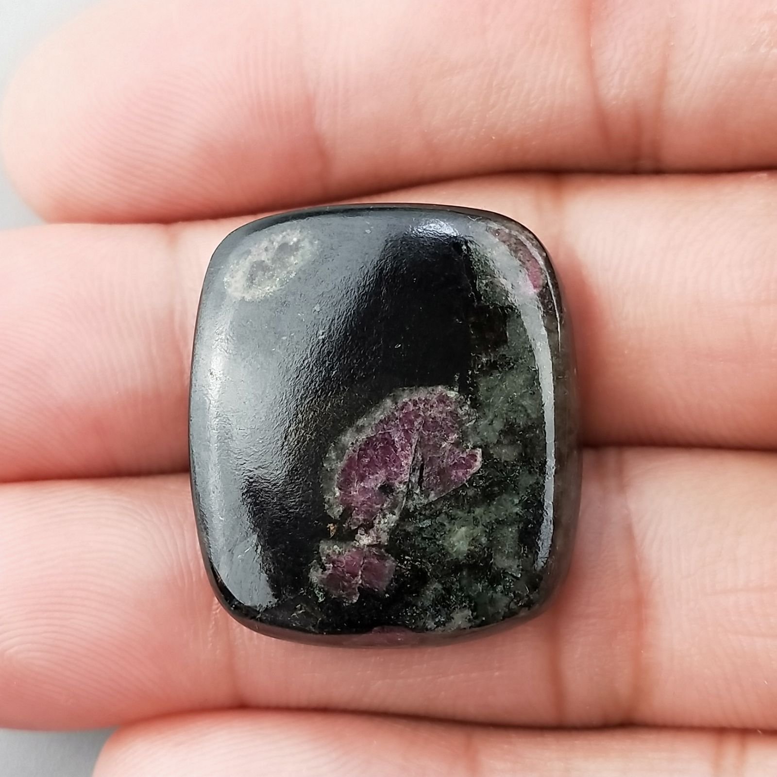 Pietra Eudialite Naturale Forma Cuscino Piatto Cabochon Liscio Fatto a Mano 27X24X5mm 8,45gm 1pz