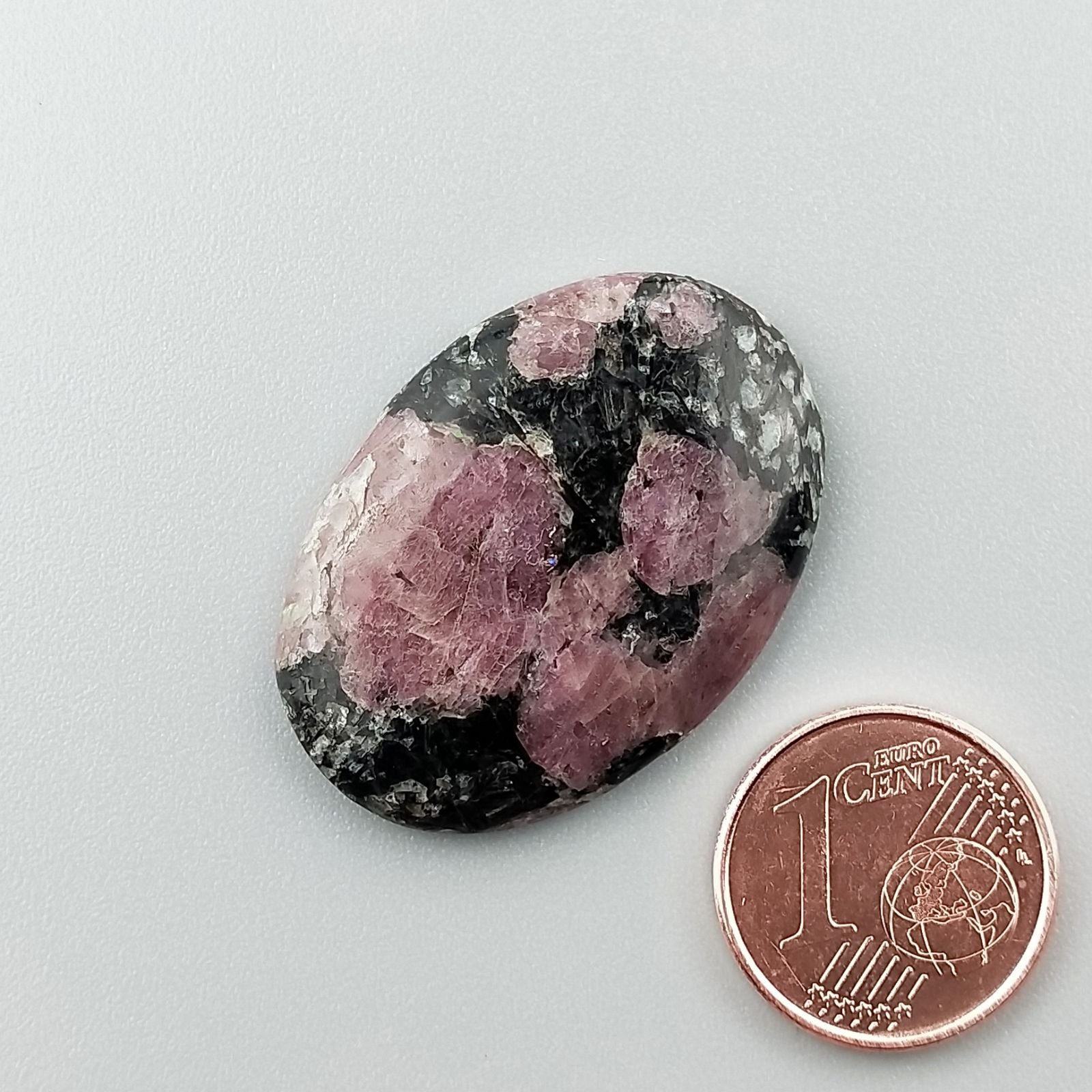 Pietra Eudialite Naturale Forma Ovale Piatto Cabochon Liscio Fatto a Mano 30X21X4mm 5,90gm 1pz