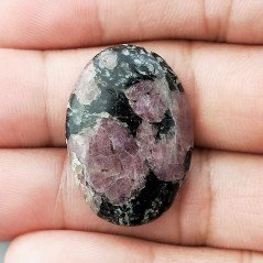 Cabochon di Pietra Eudialite Naturale Ovale, Piatto e Liscio, 30x21x4 mm, 5,90 g, Fatto a Mano