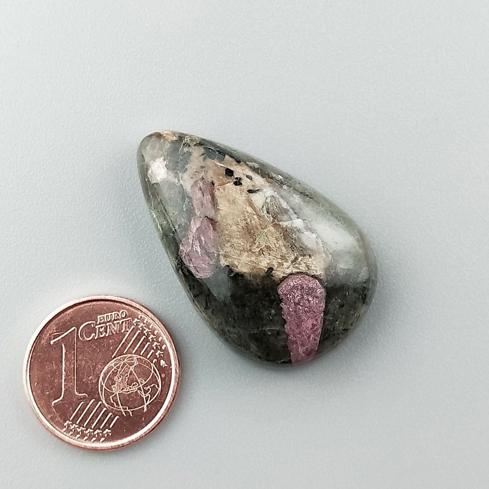 Pietra Eudialite Naturale Forma Goccia Piatto Cabochon Liscio Fatto a Mano 30X19X8mm 7,10gm 1pz