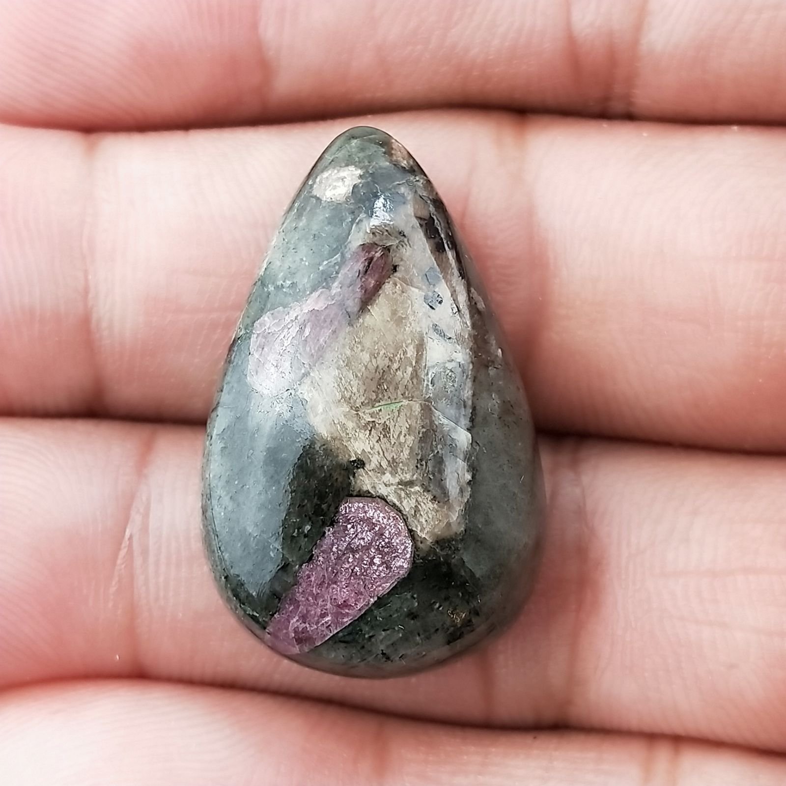 Pietra Eudialite Naturale Forma Goccia Piatto Cabochon Liscio Fatto a Mano 30X19X8mm 7,10gm 1pz