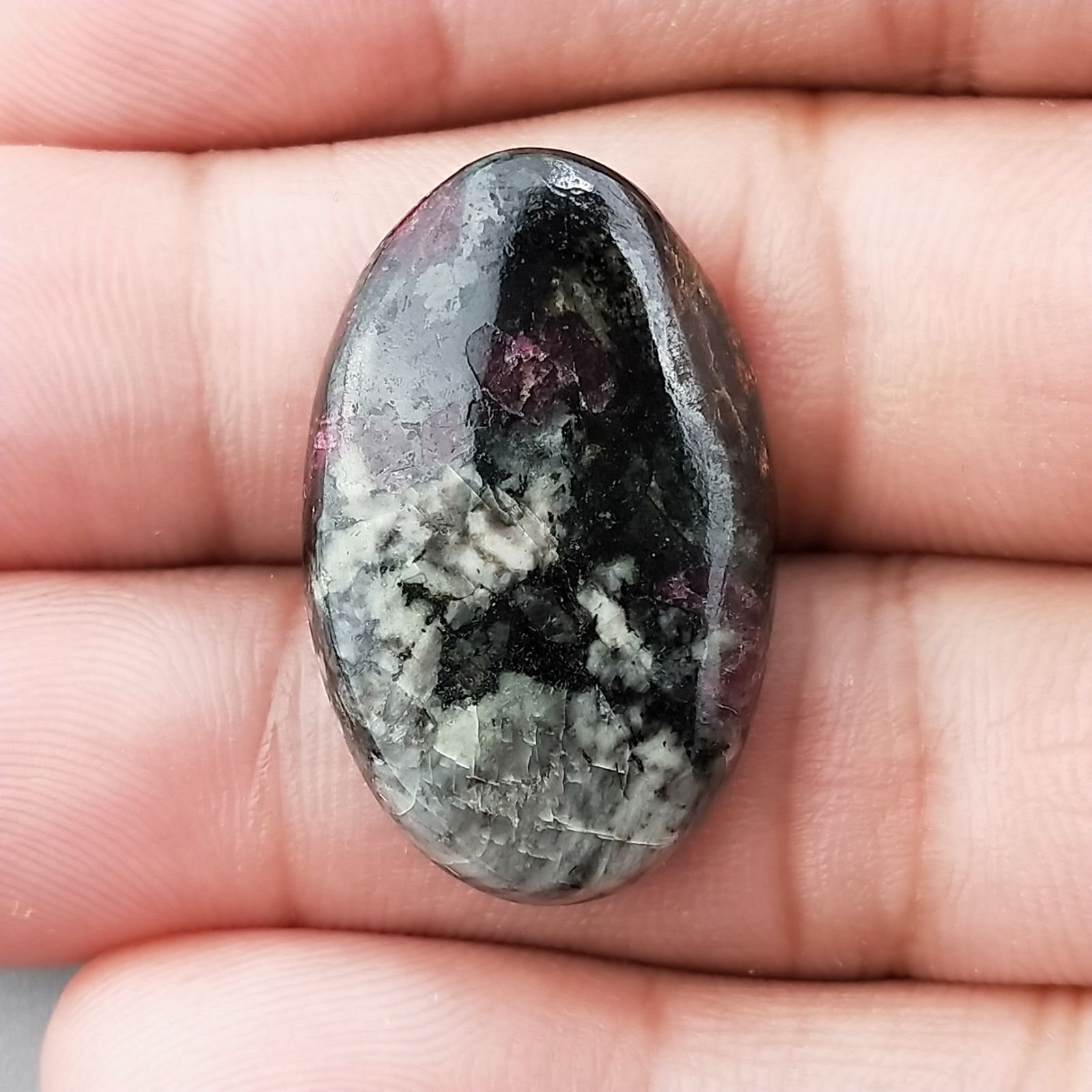 Pietra Eudialite Naturale Forma Ovale Piatto Cabochon Liscio Fatto a Mano 29X18X4mm 4,60gm 1pz