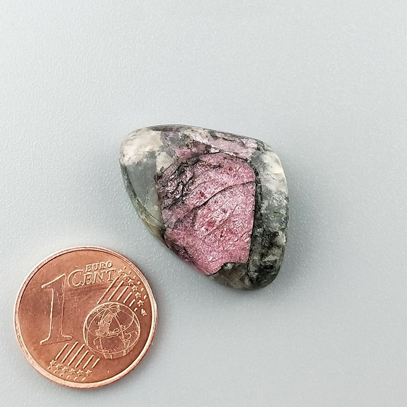 Pietra Eudialite Naturale Forma Fantasia Piatto Cabochon Liscio Fatto a Mano 23X16X7mm 4,55gm 1pz