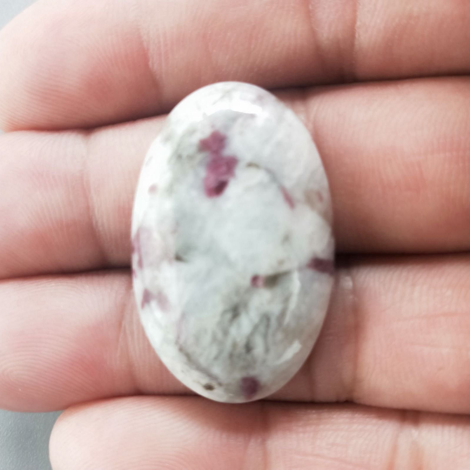 Lepidolite Naturale Forma Ovale Piatto Cabochon Liscio Fatto a Mano 32X21X6mm 7,05gm 1pz