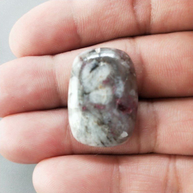 Lepidolite Naturale Forma Cuscino Piatto Cabochon Liscio Fatto a Mano 27X19X6mm 6,10gm 1pz