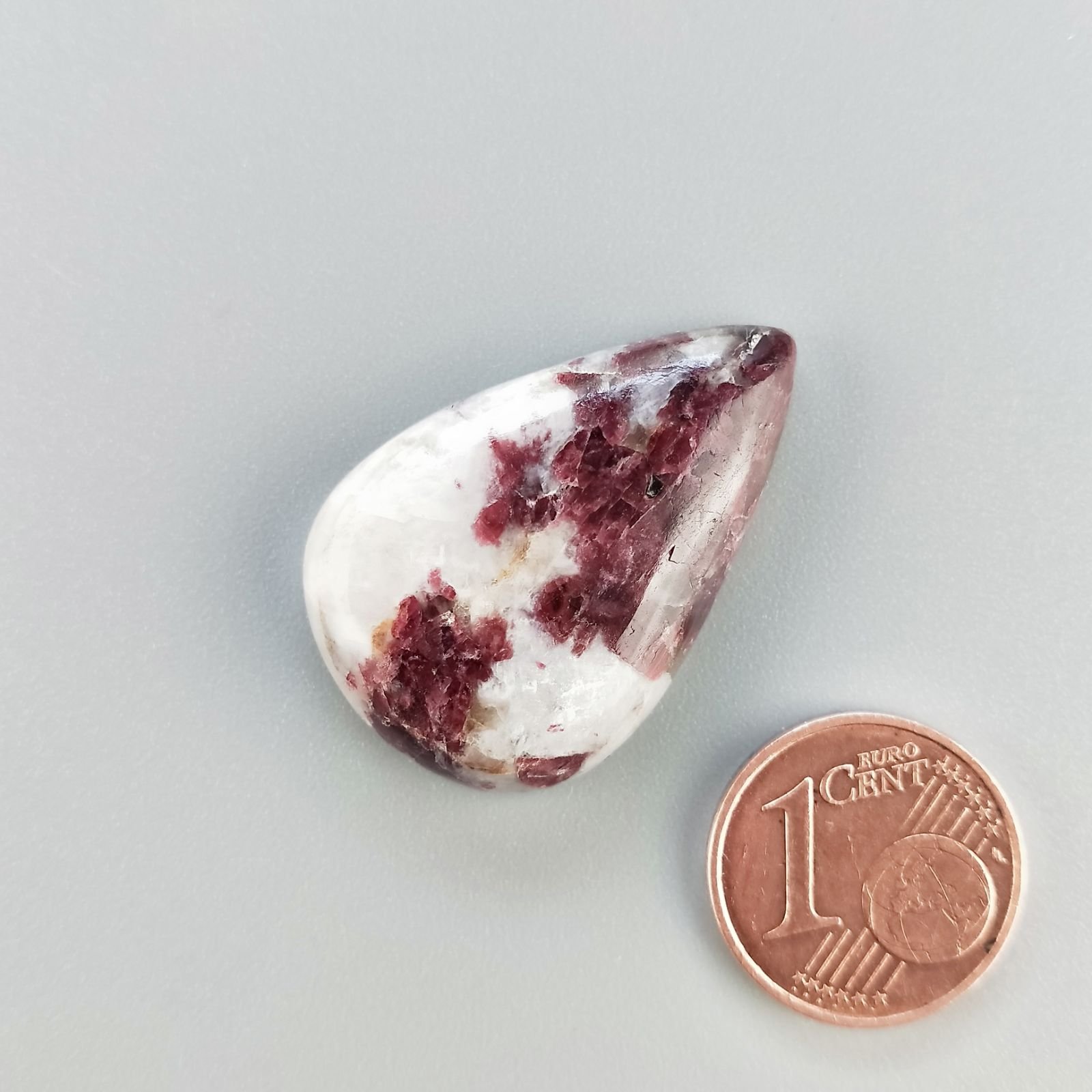 Lepidolite Naturale Forma Goccia Piatto Cabochon Liscio Fatto a Mano 30X20X6mm 5,90gm 1pz
