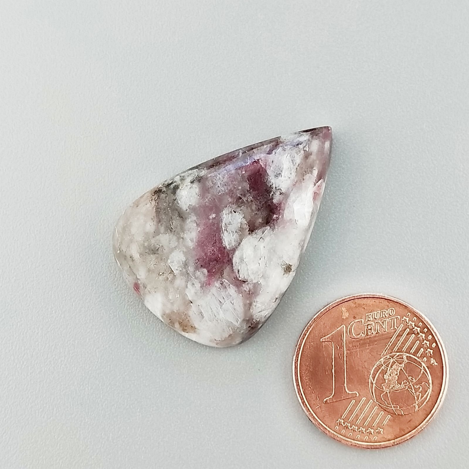 Lepidolite Naturale Forma Goccia Piatto Cabochon Liscio Fatto a Mano 27X19X5mm 4,50gm 1pz