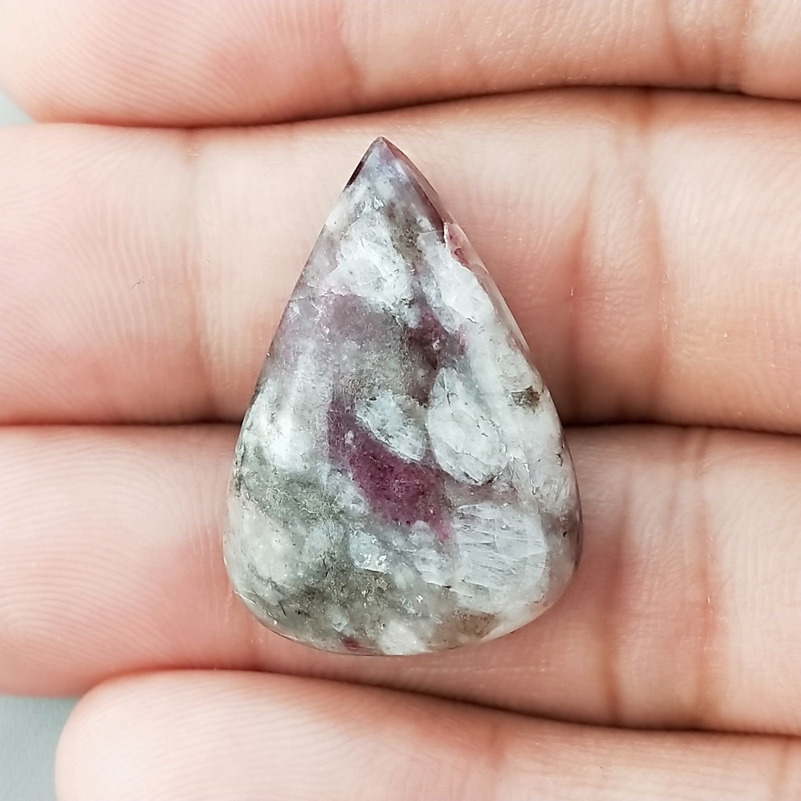 Lepidolite Naturale Forma Goccia Piatto Cabochon Liscio Fatto a Mano 27X19X5mm 4,50gm 1pz