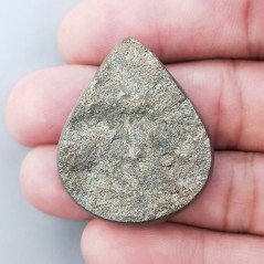 Cabochon di Pirite Grezzo Naturale Goccia, Piatto con Lati Lisci, 37x31x6 mm, 21,00 g, Fatto a Mano