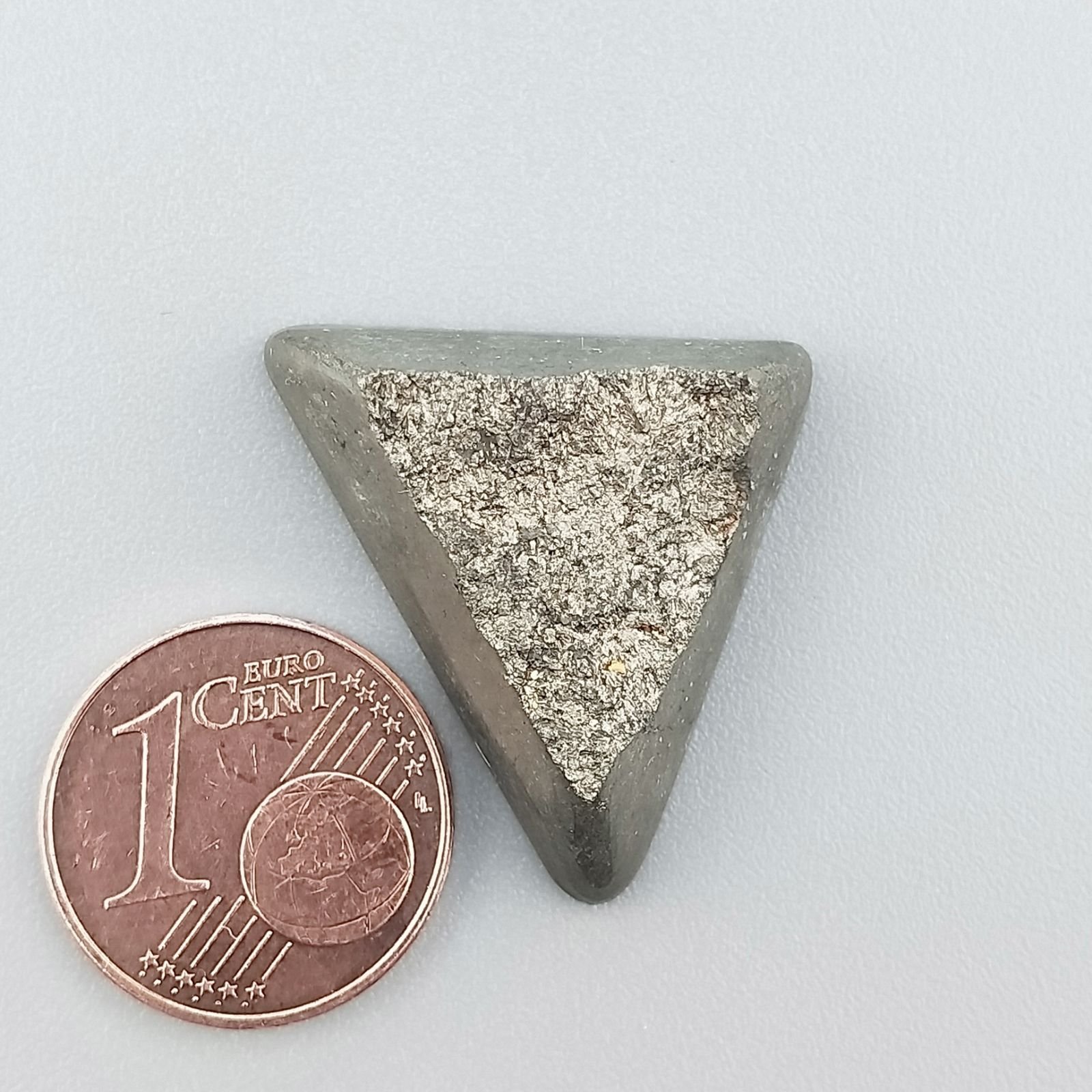 Pirite Grezzo Naturale Forma Triangolo Piatto Cabochon Grezzo Lati Lisci Fatto a Mano 22X19X6mm 6,90gm 1pz