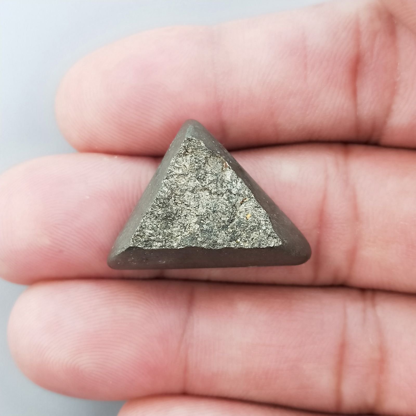 Pirite Grezzo Naturale Forma Triangolo Piatto Cabochon Grezzo Lati Lisci Fatto a Mano 22X19X6mm 6,90gm 1pz