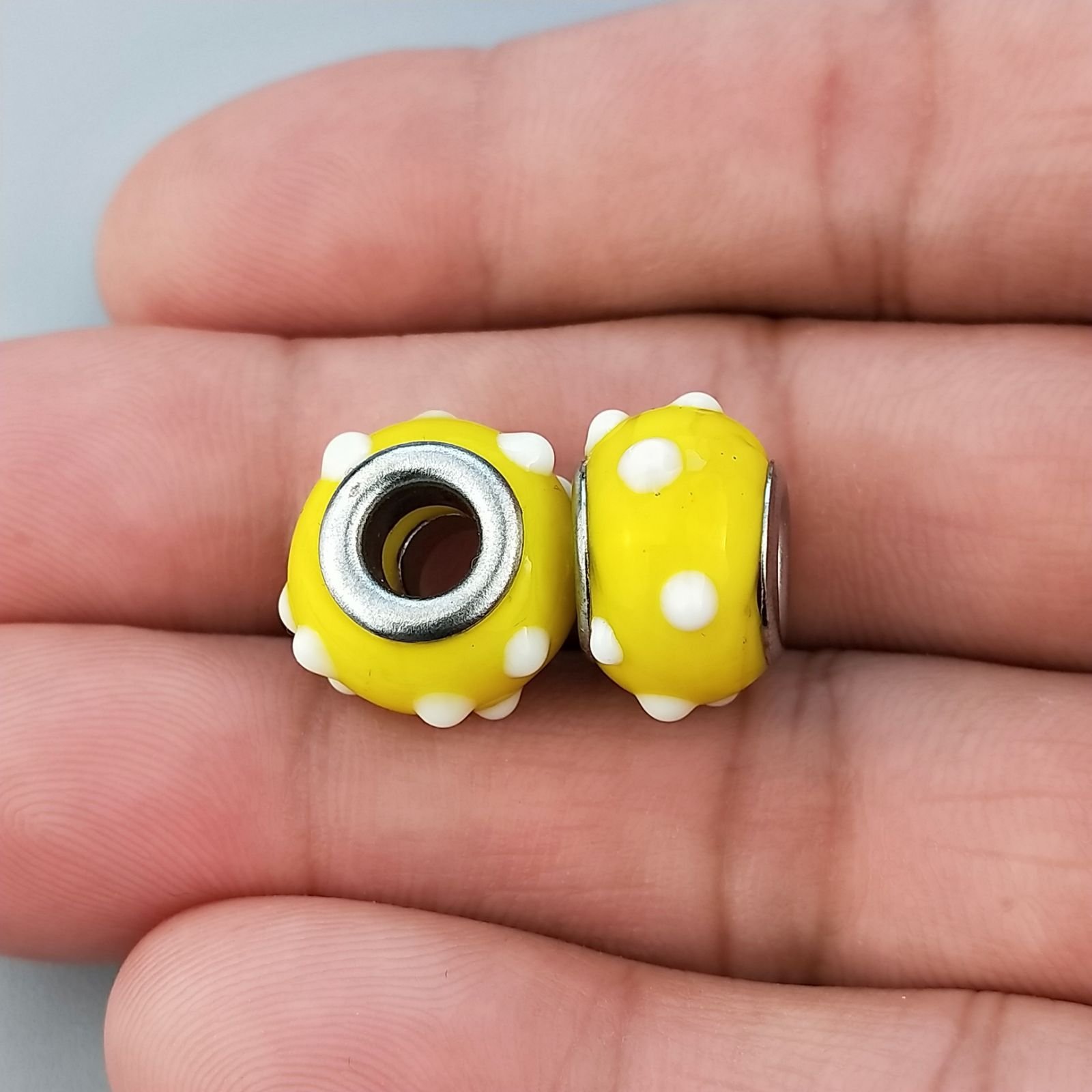 Perlina foro largo puntini bianchi su giallo 13.5x8.5mm 1pz
