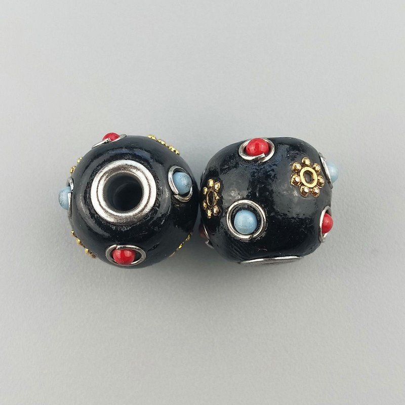 Perlina foro largo nero con puntini blu rossi e fiore dorato inciso 13.5x8.5mm 1pz