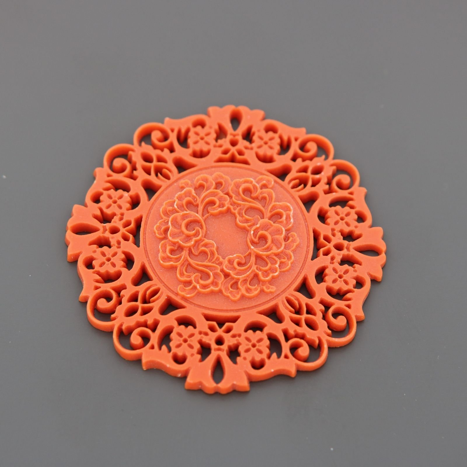 Componente Di Resina Inciso Traforato Tondo 55mm Arancio 1pz