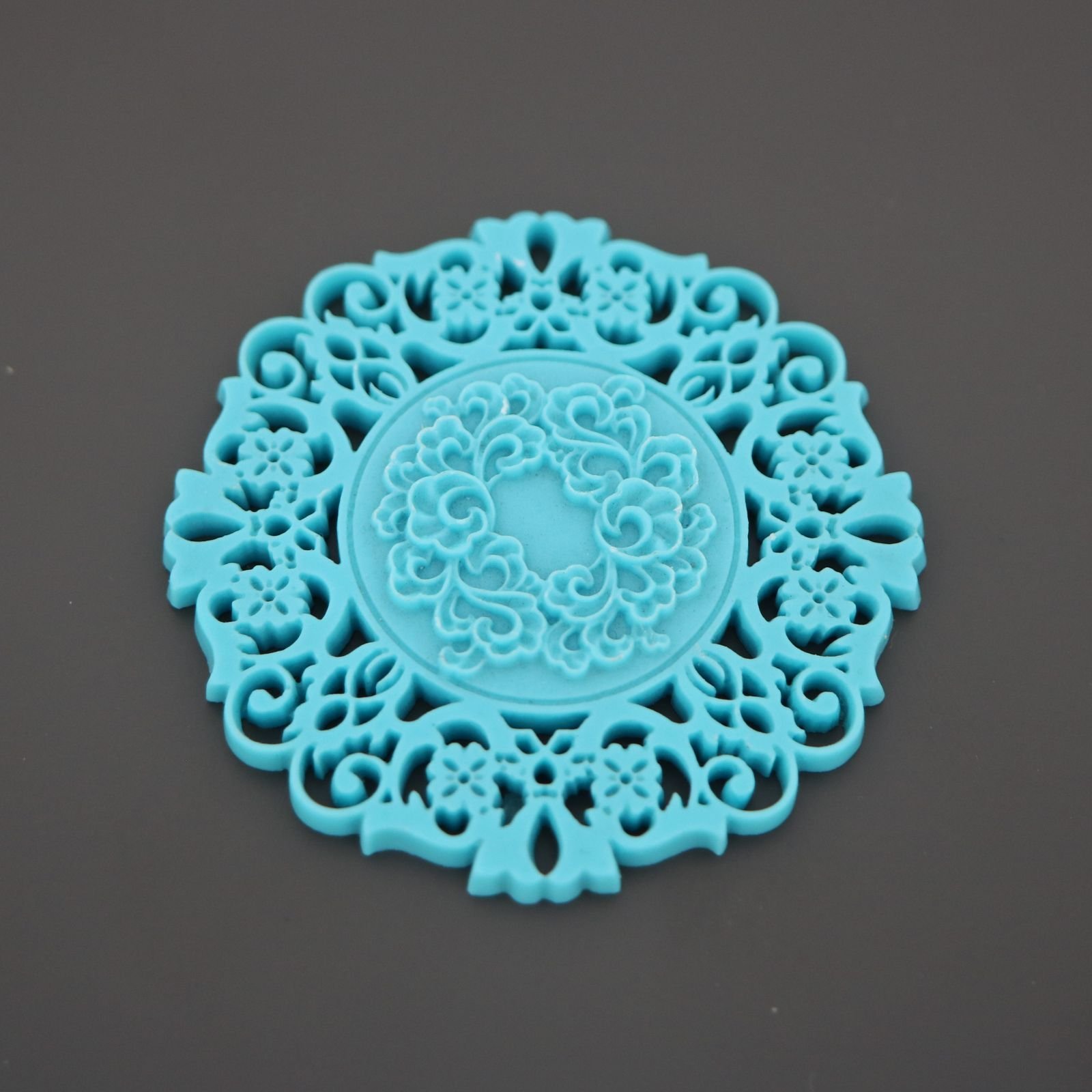Componente Di Resina Inciso Traforato Tondo 55mm Azzurro 1pz