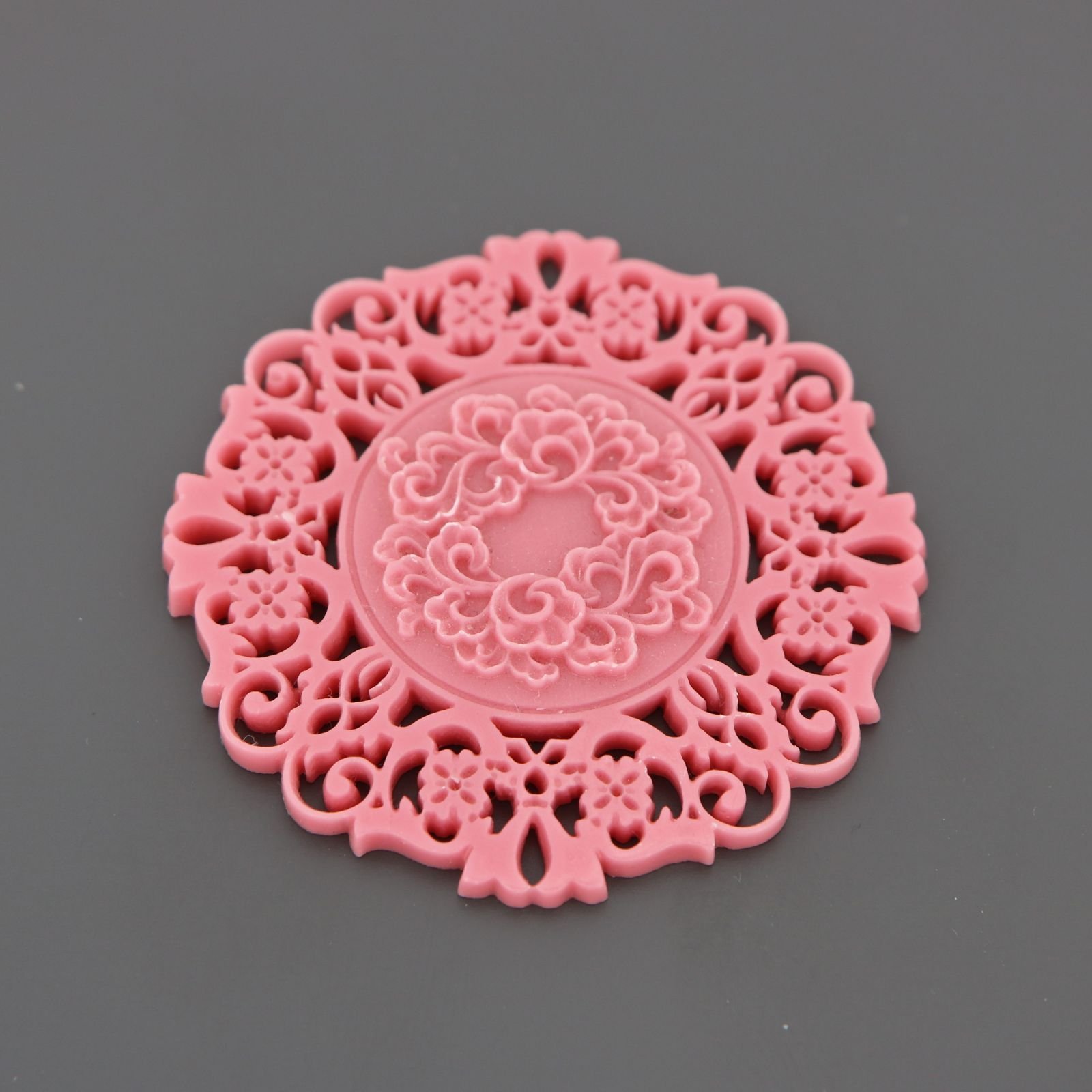 Componente Di Resina Inciso Traforato Tondo 55mm Rosa 1pz